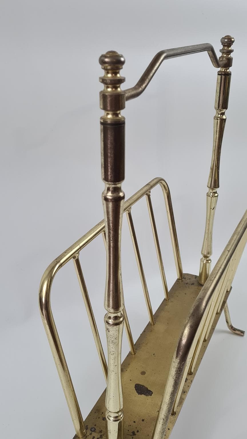 Stojak na gazety wykonany z mosiądzowanego metalu, - 171450