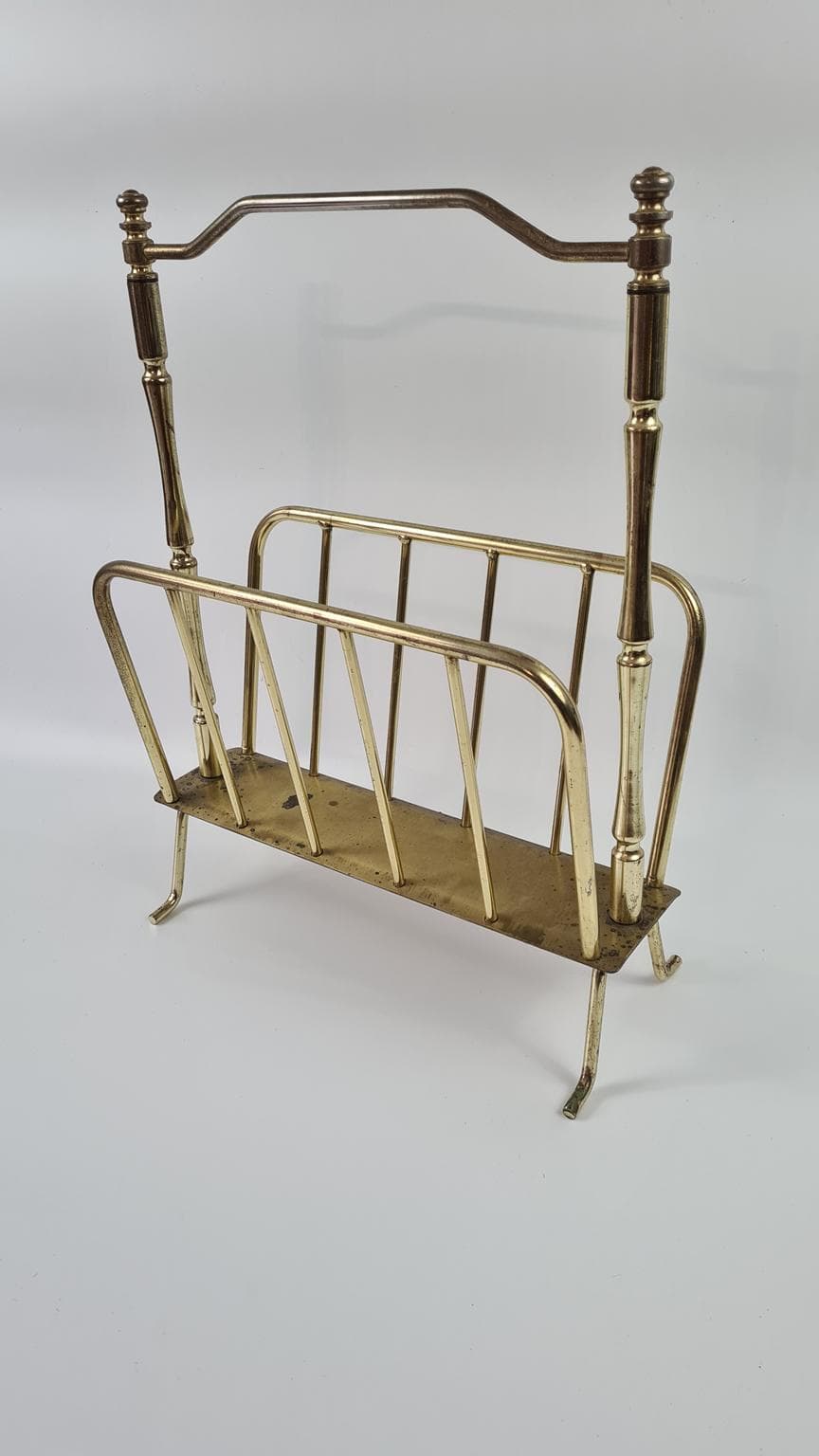 Stojak na gazety wykonany z mosiądzowanego metalu, - 171448