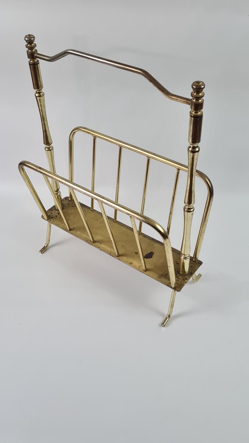 Stojak na gazety wykonany z mosiądzowanego metalu, - 171456