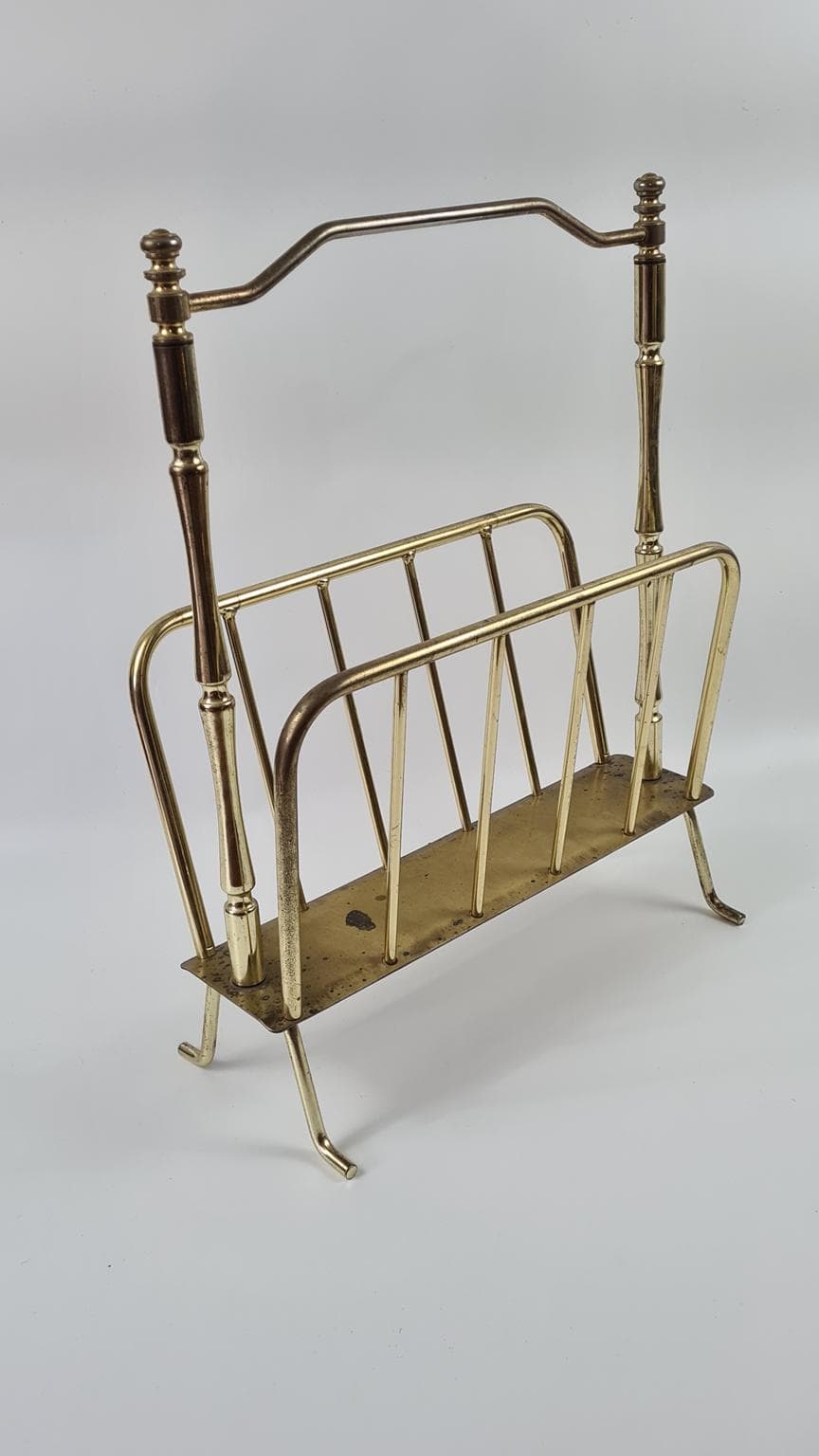 Stojak na gazety wykonany z mosiądzowanego metalu, - 171452