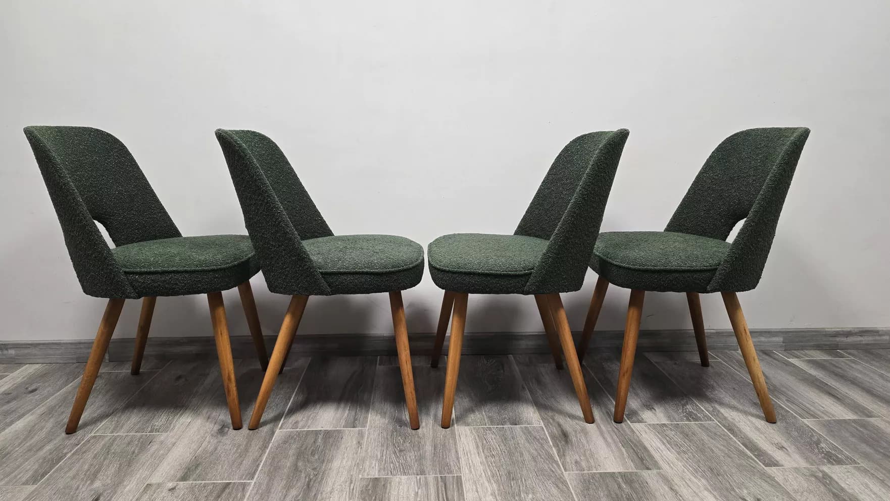 Zestaw czterech krzeseł, bouclé zielony, dąb, proj. O. Haerdtl, Tatra Nabytok, Czechosłowacja, lata 60. - 171540