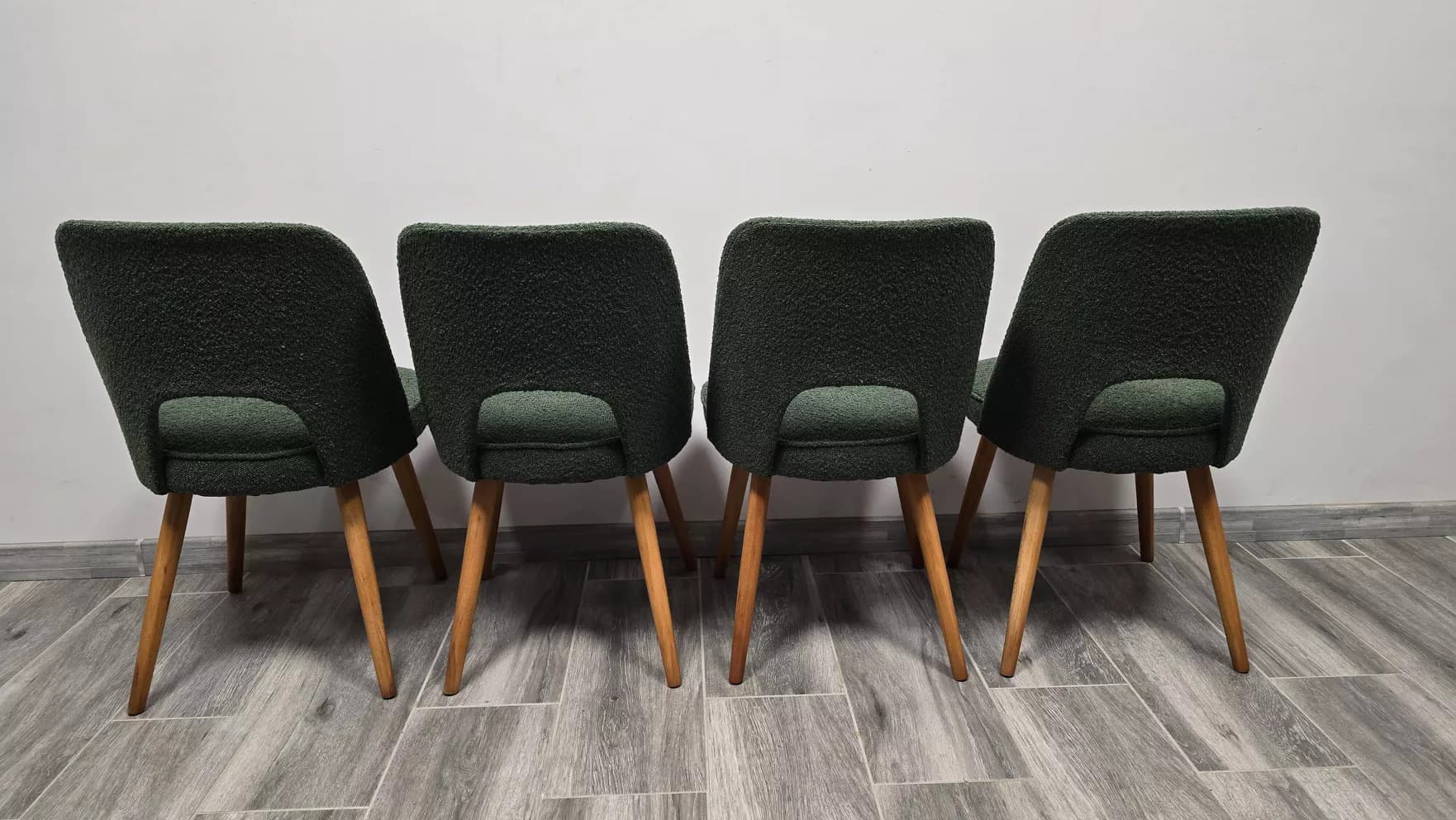 Zestaw czterech krzeseł, bouclé zielony, dąb, proj. O. Haerdtl, Tatra Nabytok, Czechosłowacja, lata 60. - 171542