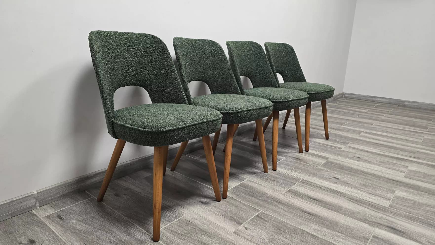 Zestaw czterech krzeseł, bouclé zielony, dąb, proj. O. Haerdtl, Tatra Nabytok, Czechosłowacja, lata 60. - 171538