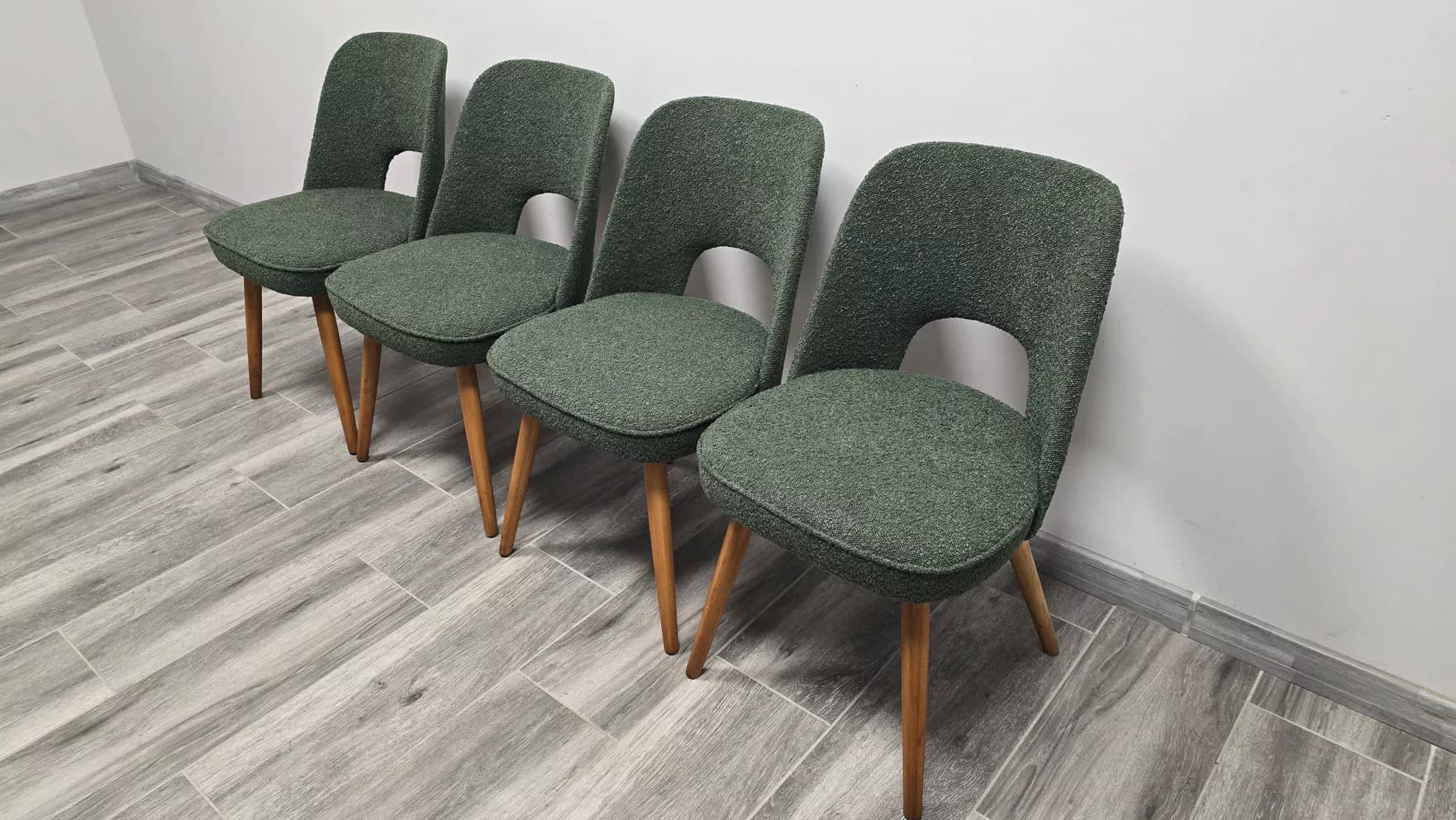 Zestaw czterech krzeseł, bouclé zielony, dąb, proj. O. Haerdtl, Tatra Nabytok, Czechosłowacja, lata 60. - 171541