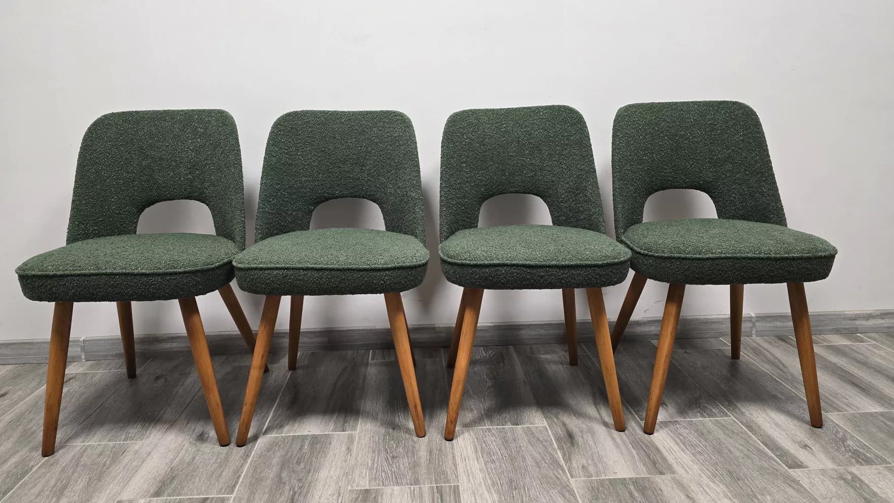 Zestaw czterech krzeseł, bouclé zielony, dąb, proj. O. Haerdtl, Tatra Nabytok, Czechosłowacja, lata 60. - 171539