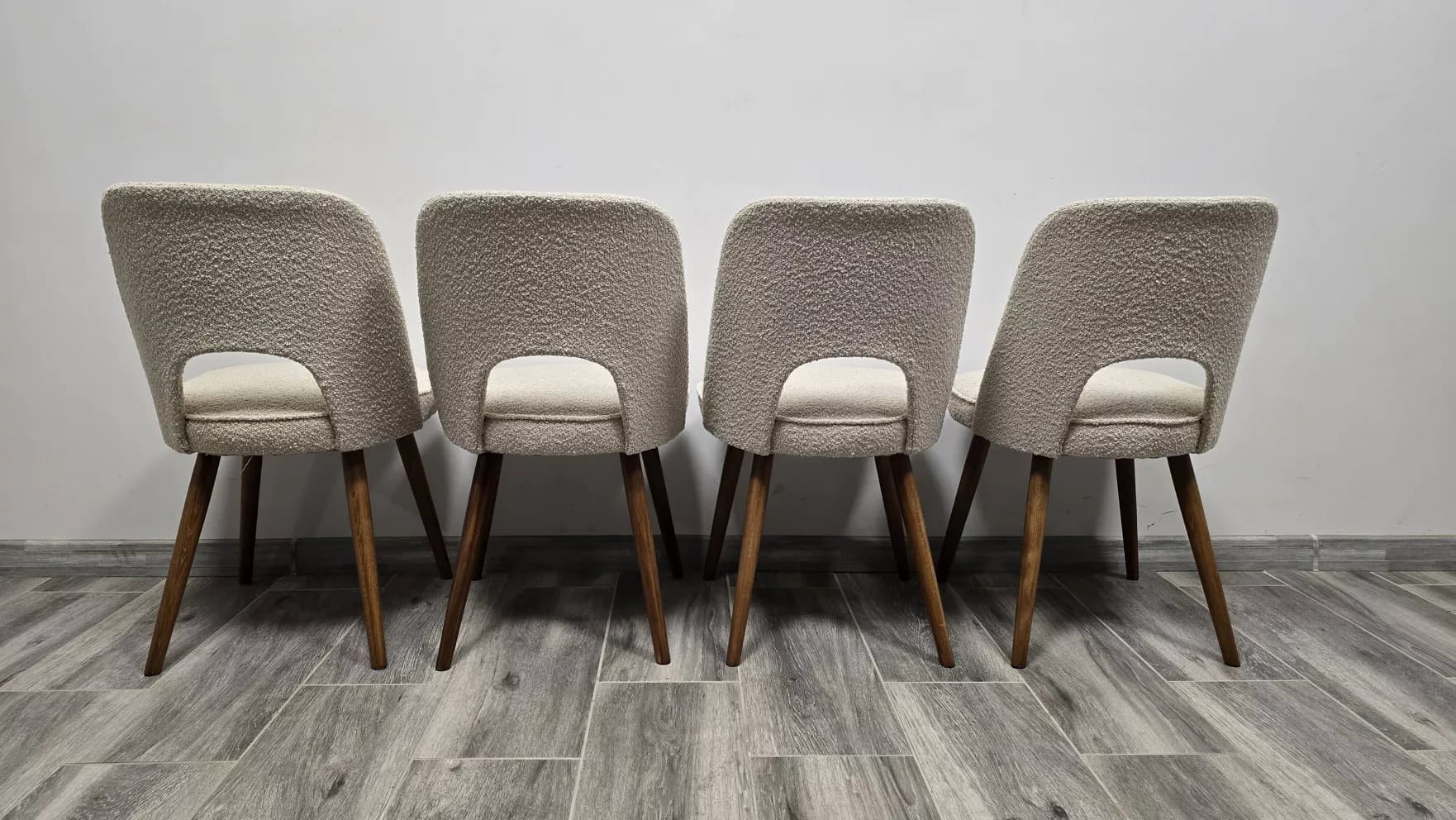 Zestaw czterech krzeseł, bouclé beżowy, drewno ciemny, proj. O. Haerdtl, Tatra Nabytok, Czechosłowacja, lata 60. - 171552