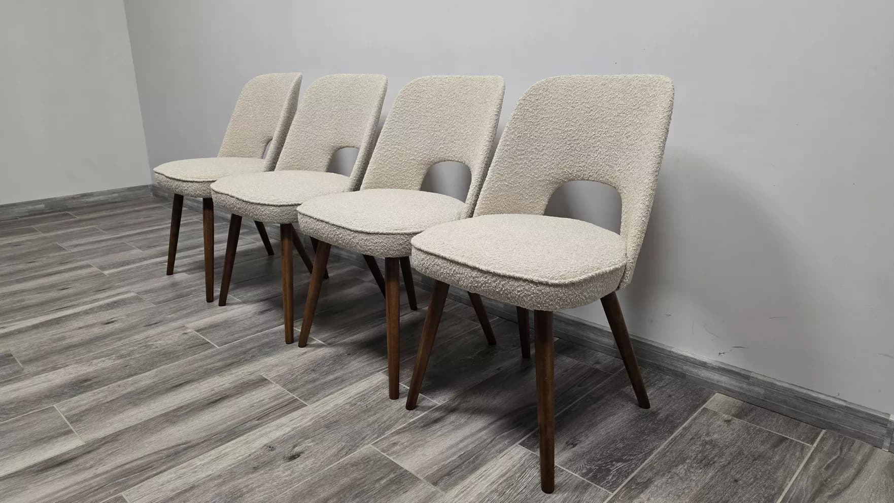 Zestaw czterech krzeseł, bouclé beżowy, drewno ciemny, proj. O. Haerdtl, Tatra Nabytok, Czechosłowacja, lata 60. - 171548