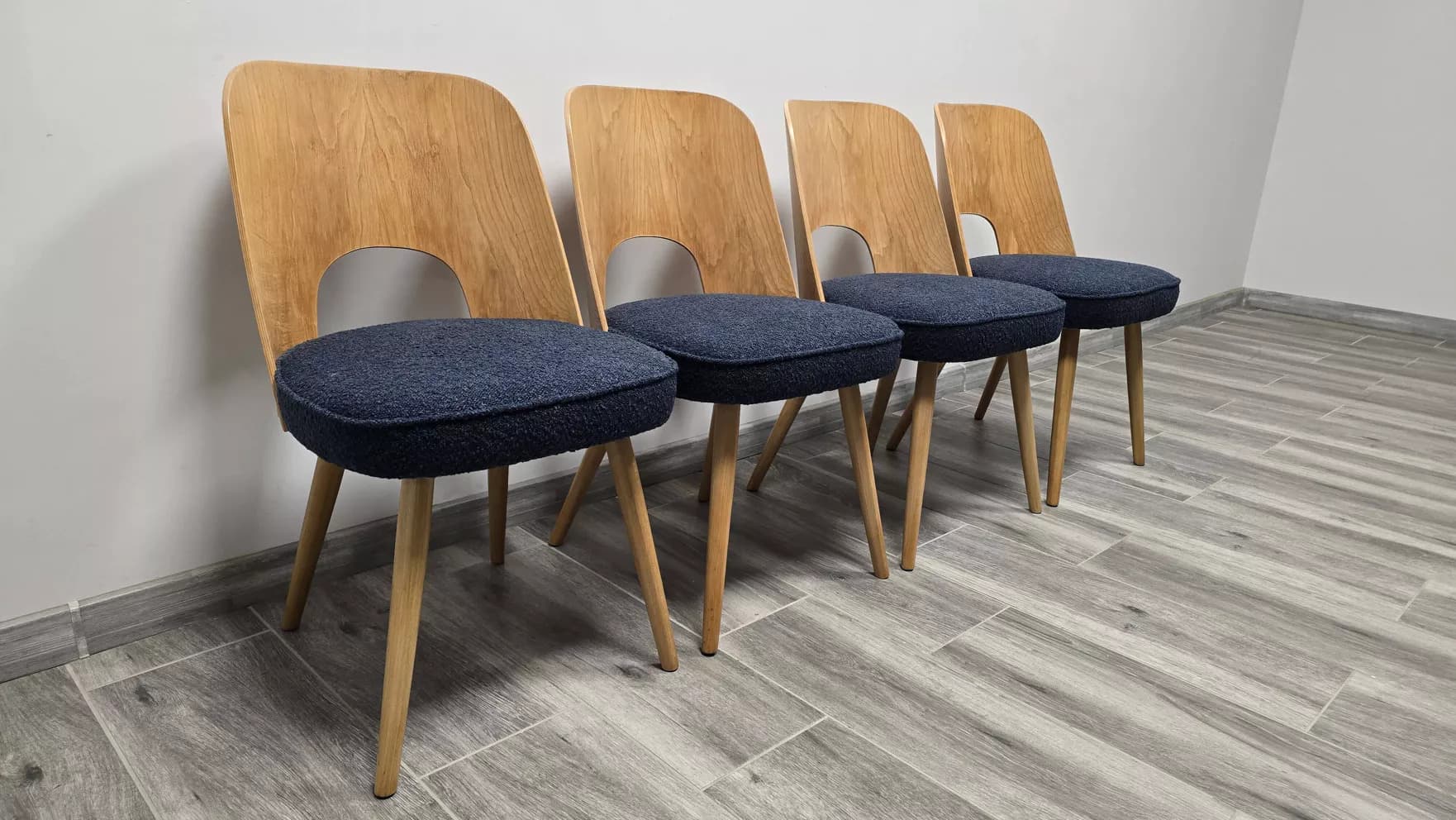 Komplet czterech krzeseł, dąb, tkanina granatowa, proj. O. Haerdtl, Tatra Nabytok, Czechosłowacja, lata 60. - 171582