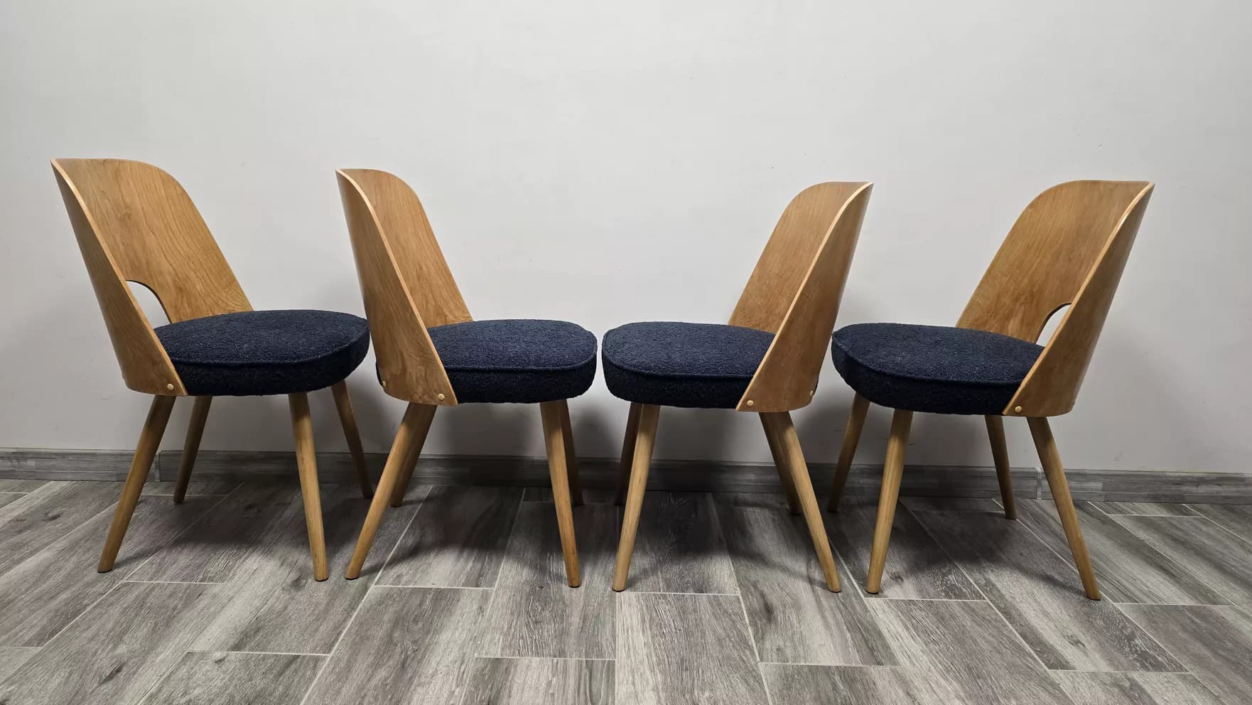Komplet czterech krzeseł, dąb, tkanina granatowa, proj. O. Haerdtl, Tatra Nabytok, Czechosłowacja, lata 60. - 171581