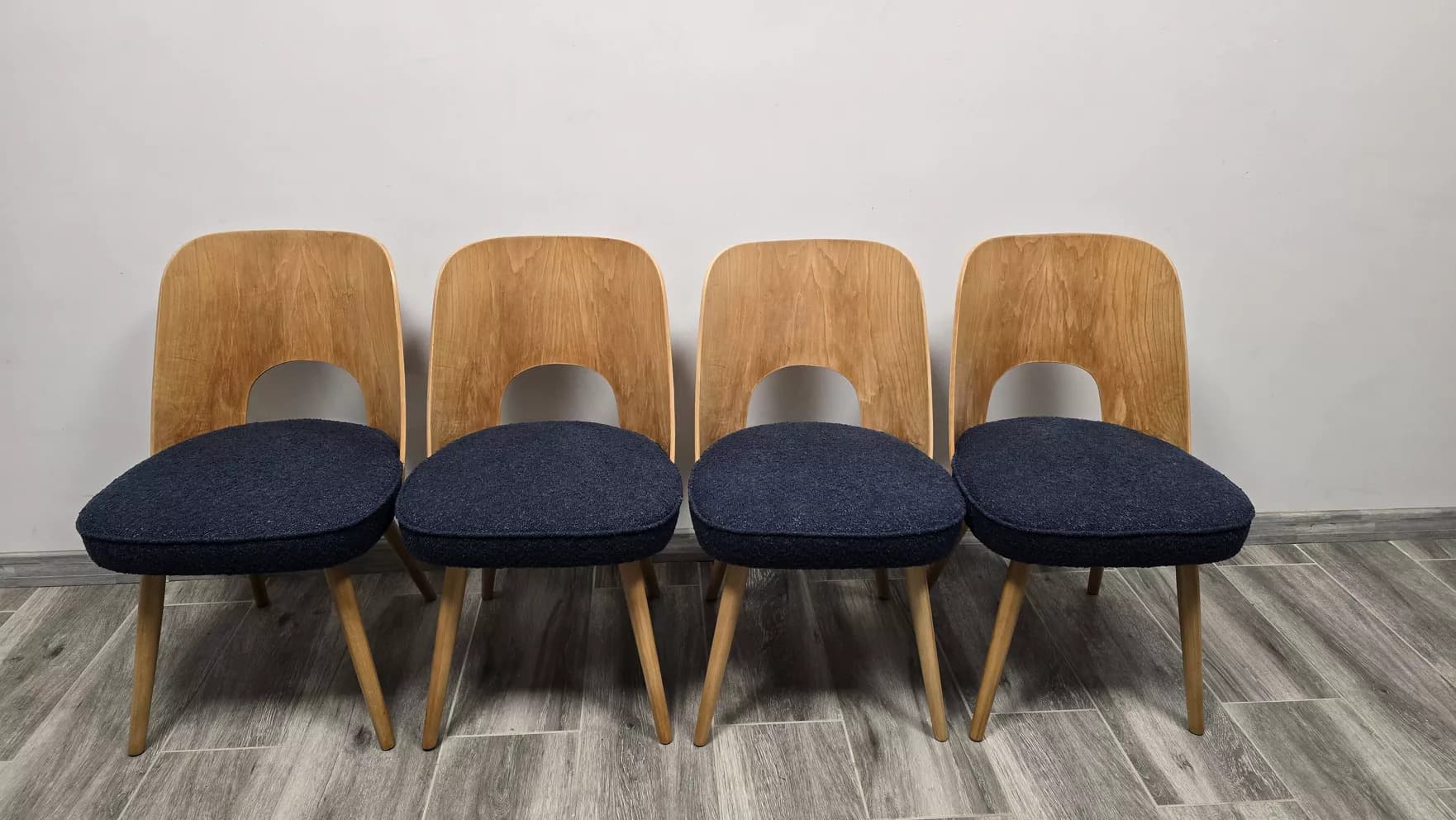 Komplet czterech krzeseł, dąb, tkanina granatowa, proj. O. Haerdtl, Tatra Nabytok, Czechosłowacja, lata 60. - 171579