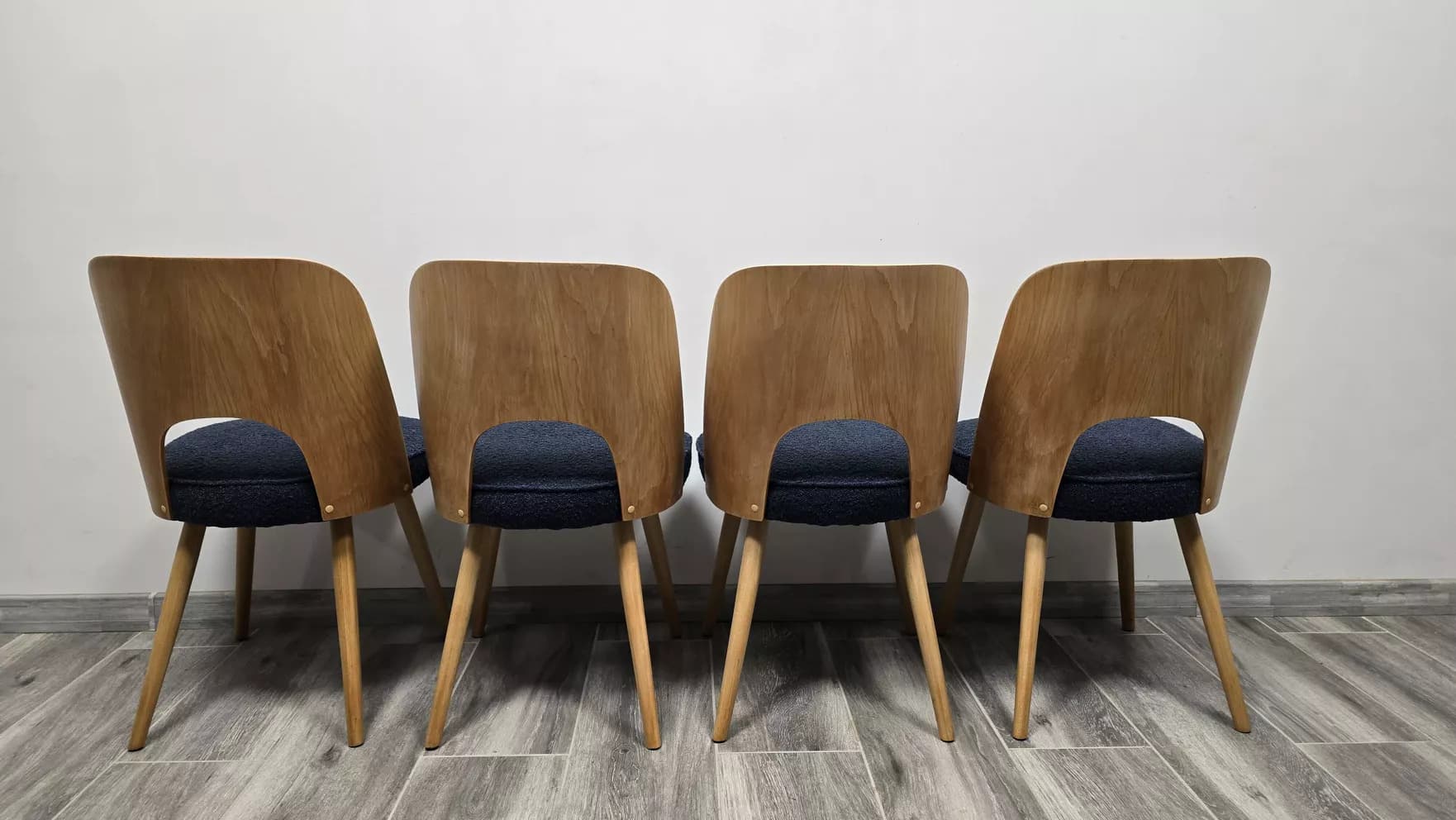 Komplet czterech krzeseł, dąb, tkanina granatowa, proj. O. Haerdtl, Tatra Nabytok, Czechosłowacja, lata 60. - 171580