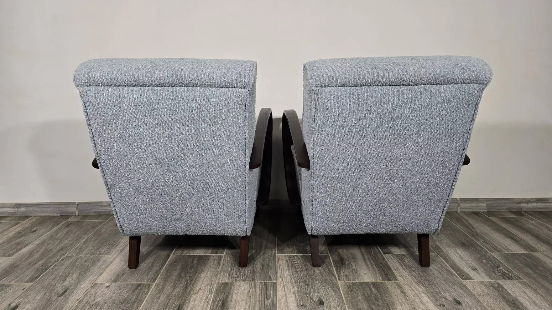 Para foteli H 410, bouclé kremowy, drewno orzech, proj. J. Halabala, UP Závody, Czechosłowacja, lata 60. - 171591