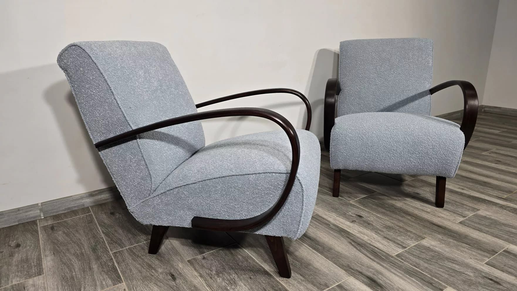 Para foteli H 410, bouclé kremowy, drewno orzech, proj. J. Halabala, UP Závody, Czechosłowacja, lata 60. - 171589