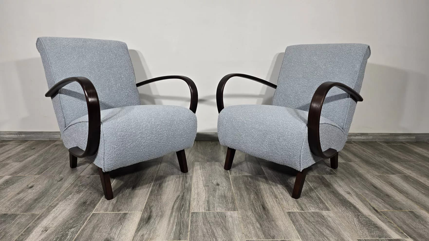 Para foteli H 410, bouclé kremowy, drewno orzech, proj. J. Halabala, UP Závody, Czechosłowacja, lata 60. - 171588