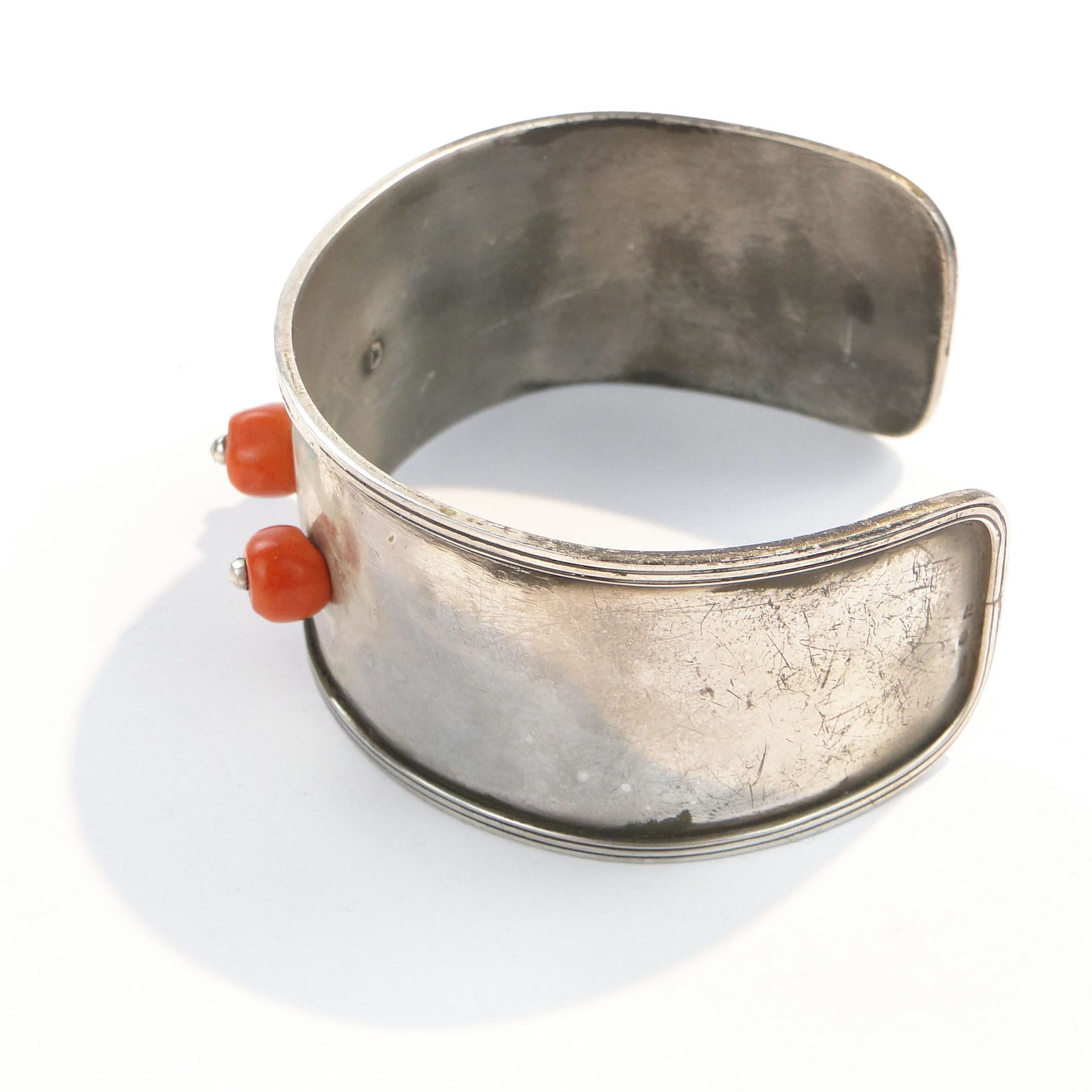 Bransoletka mankietowa, koral pomarańczowy, srebro, proj. A. Folfas, Polska, lata 80. - 171608