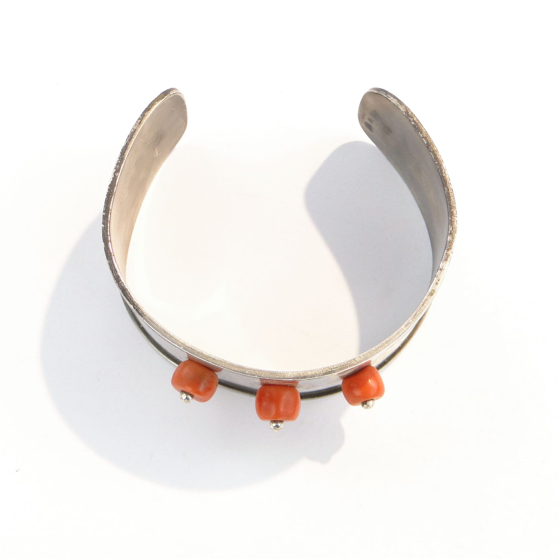 Bransoletka mankietowa, koral pomarańczowy, srebro, proj. A. Folfas, Polska, lata 80. - 171606