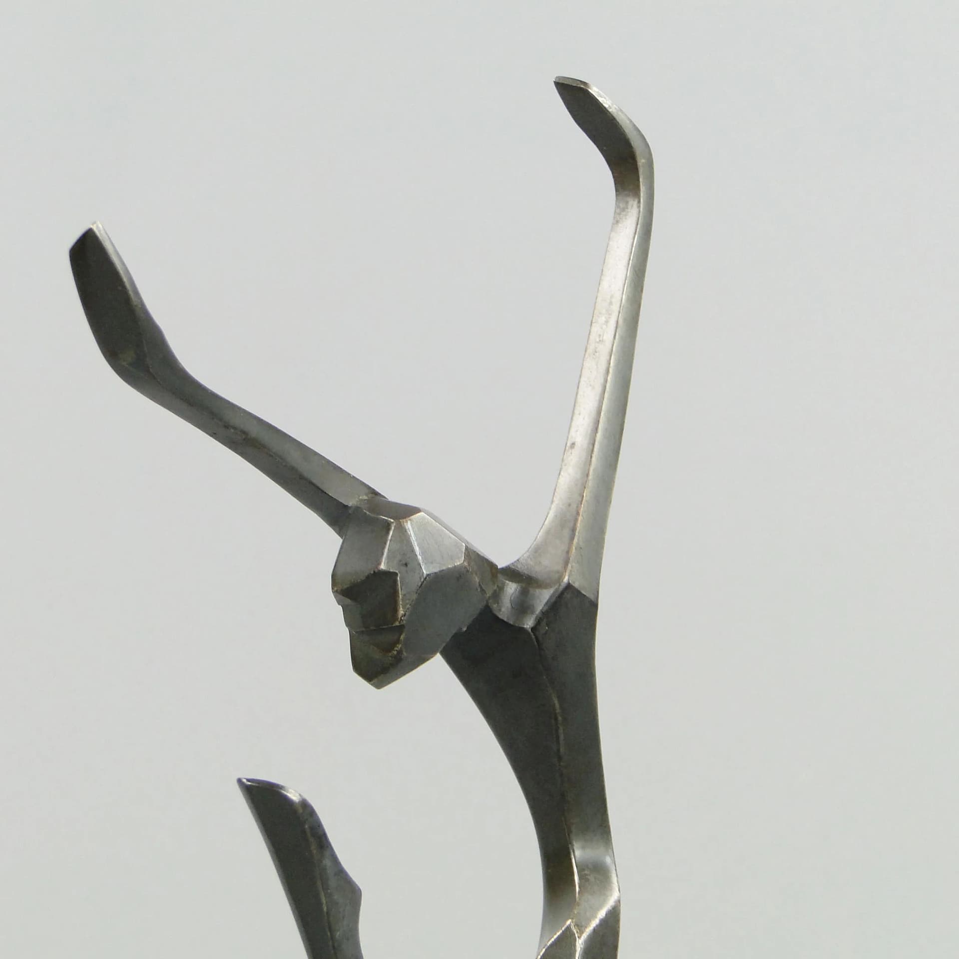 Rzeźba kobiety kubistyczna, stal patynowana szara, bakelit czarny, marmur biały, Austria, lata 20. - 11358