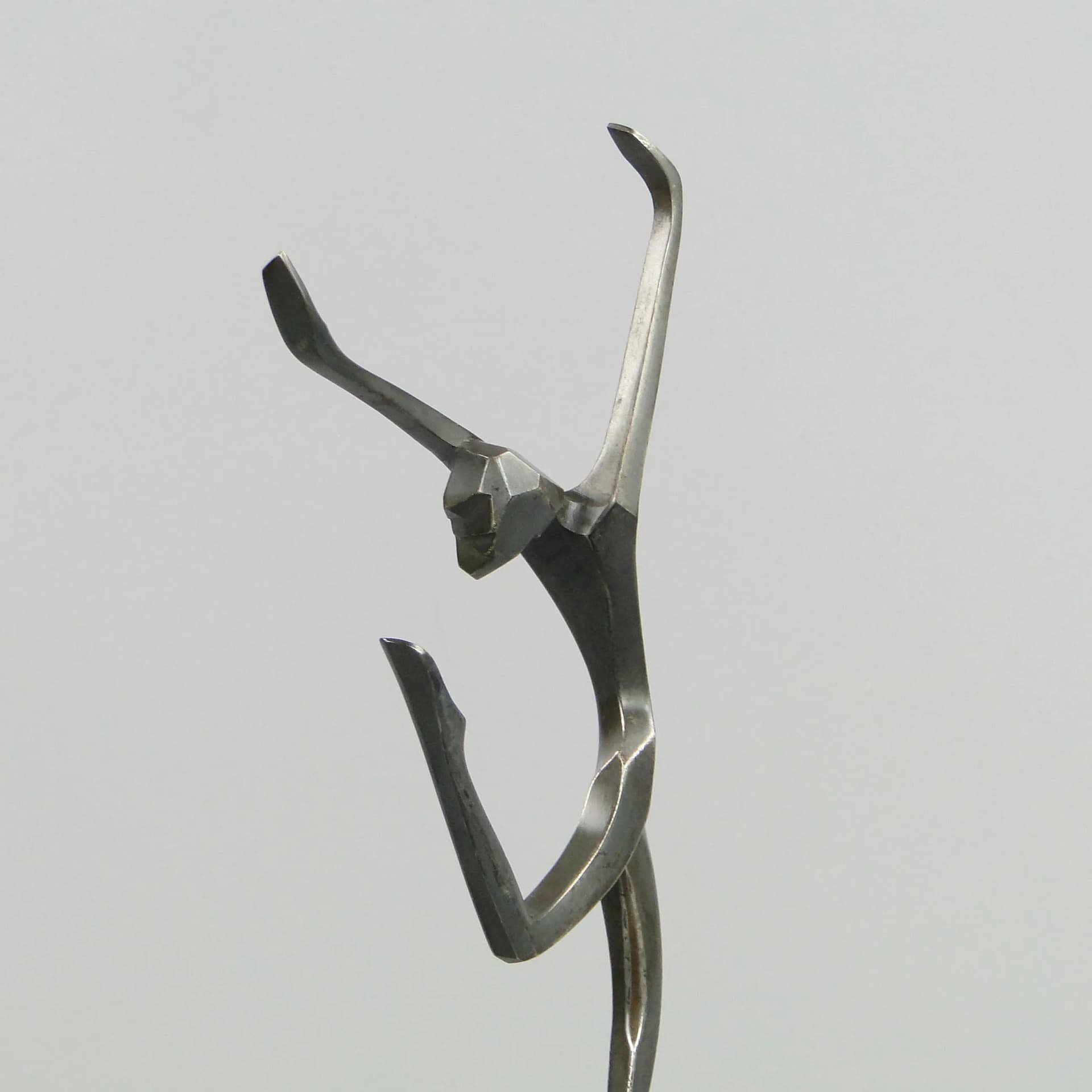 Rzeźba kobiety kubistyczna, stal patynowana szara, bakelit czarny, marmur biały, Austria, lata 20. - 11357