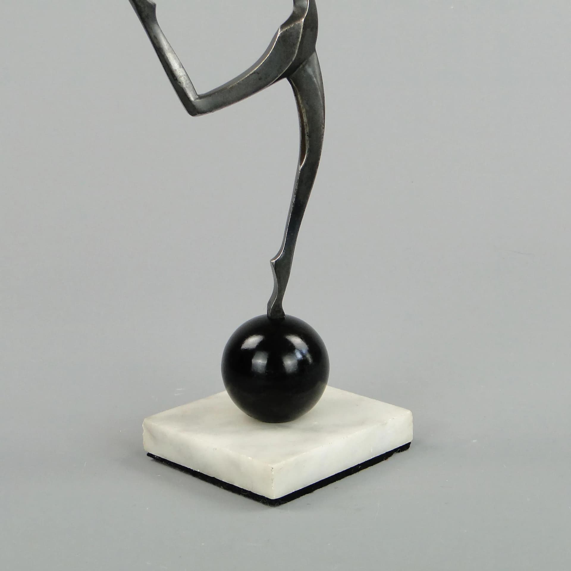 Rzeźba kobiety kubistyczna, stal patynowana szara, bakelit czarny, marmur biały, Austria, lata 20. - 11354