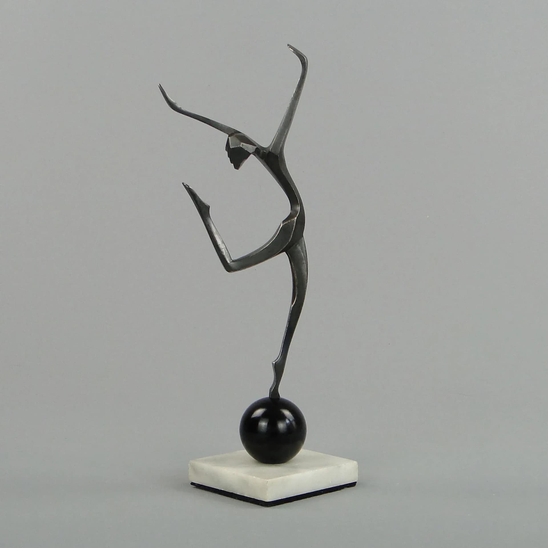 Rzeźba kobiety kubistyczna, stal patynowana szara, bakelit czarny, marmur biały, Austria, lata 20. - 11353