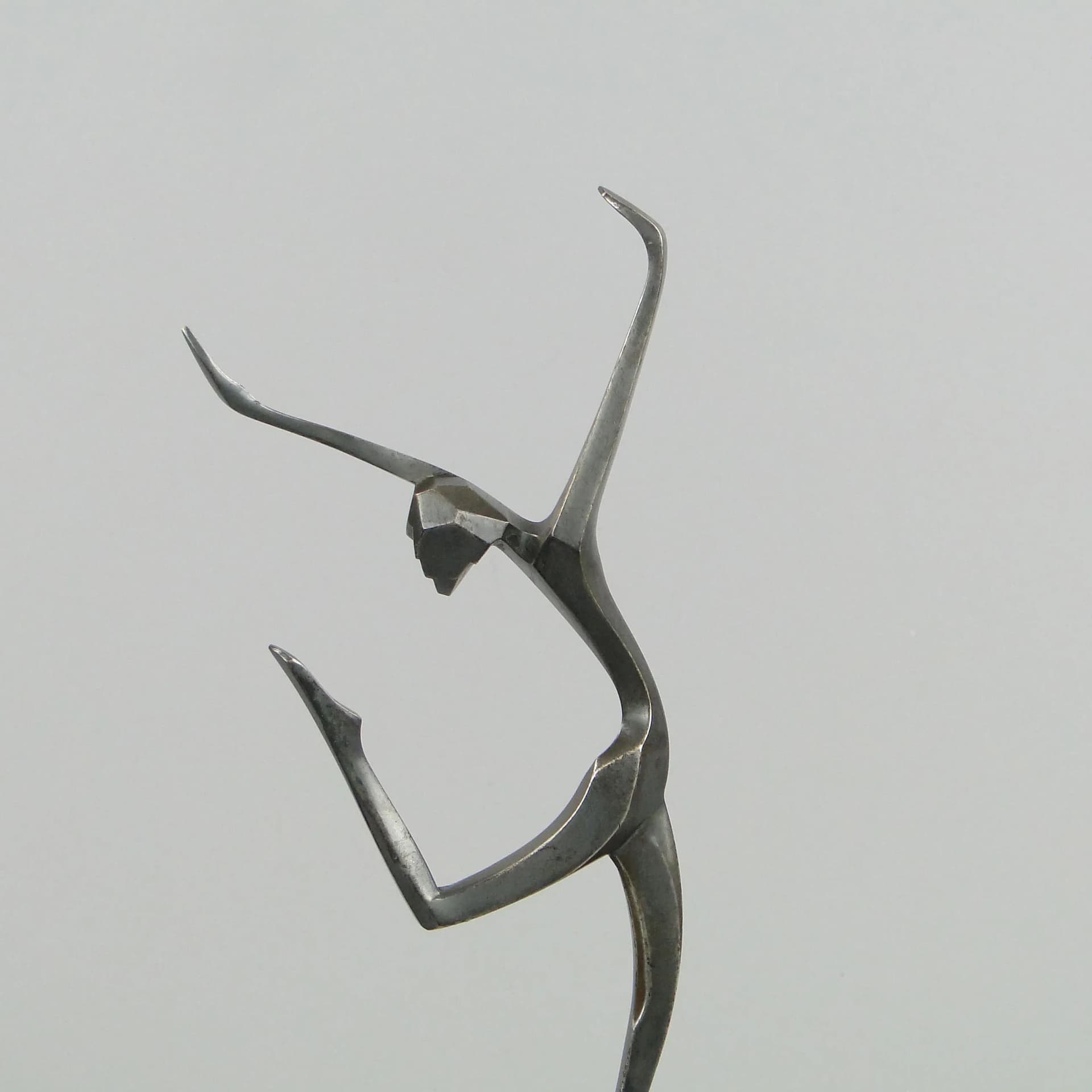 Rzeźba kobiety kubistyczna, stal patynowana szara, bakelit czarny, marmur biały, Austria, lata 20. - 11355