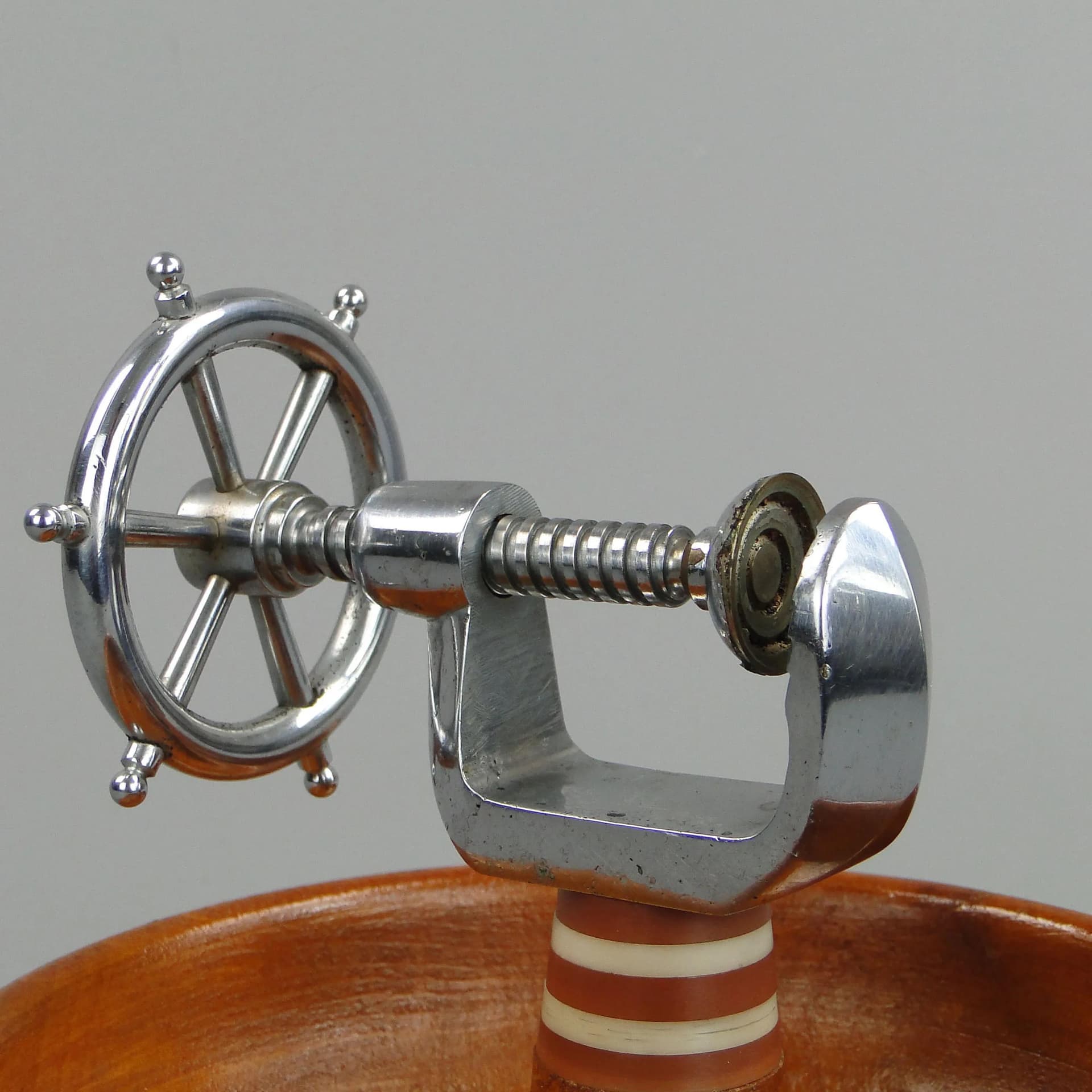 Dziadek do orzechów marynistyczny, drewno brązowy, metal chromowany, Polska, lata 50. - 11349