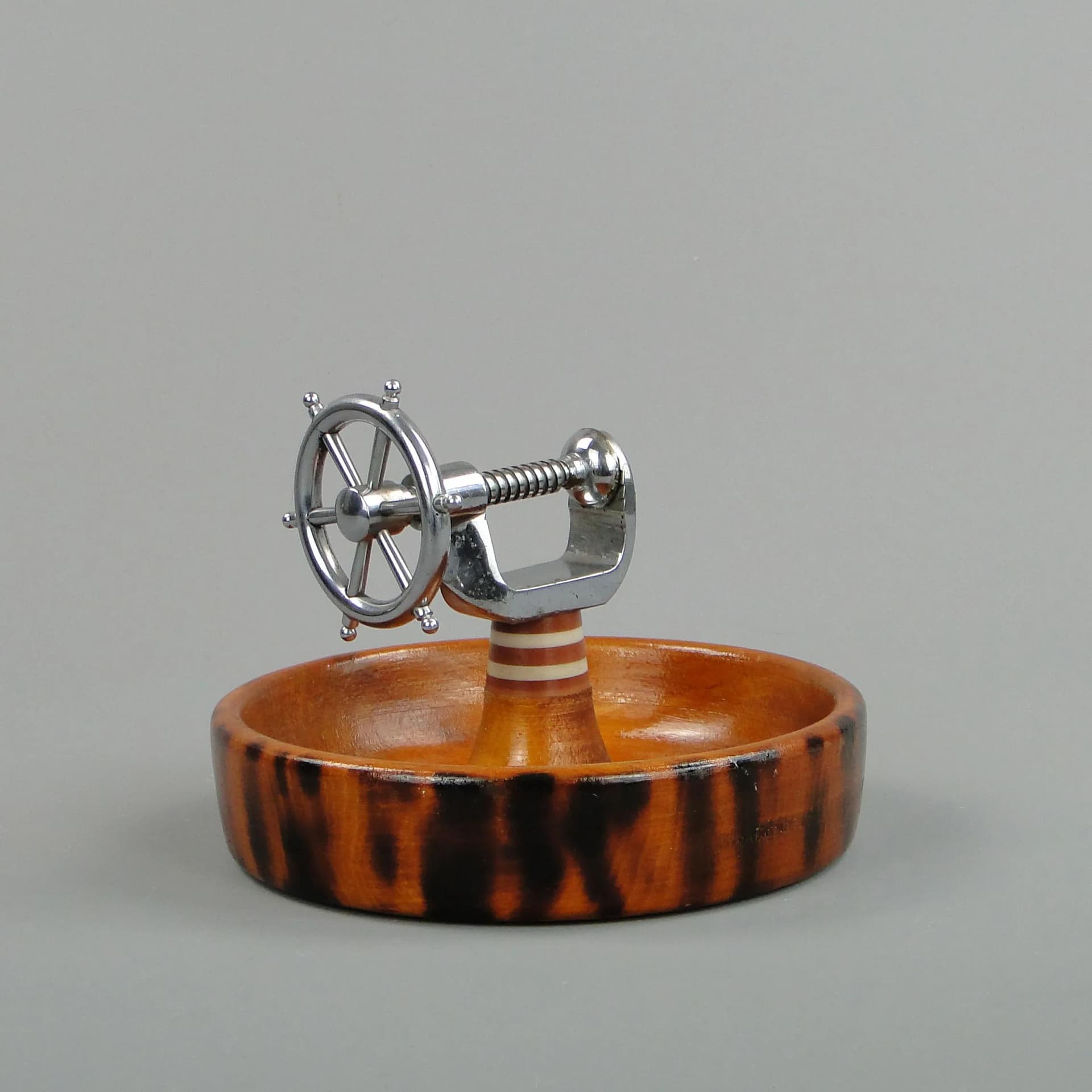 Dziadek do orzechów marynistyczny, drewno brązowy, metal chromowany, Polska, lata 50. - 11348