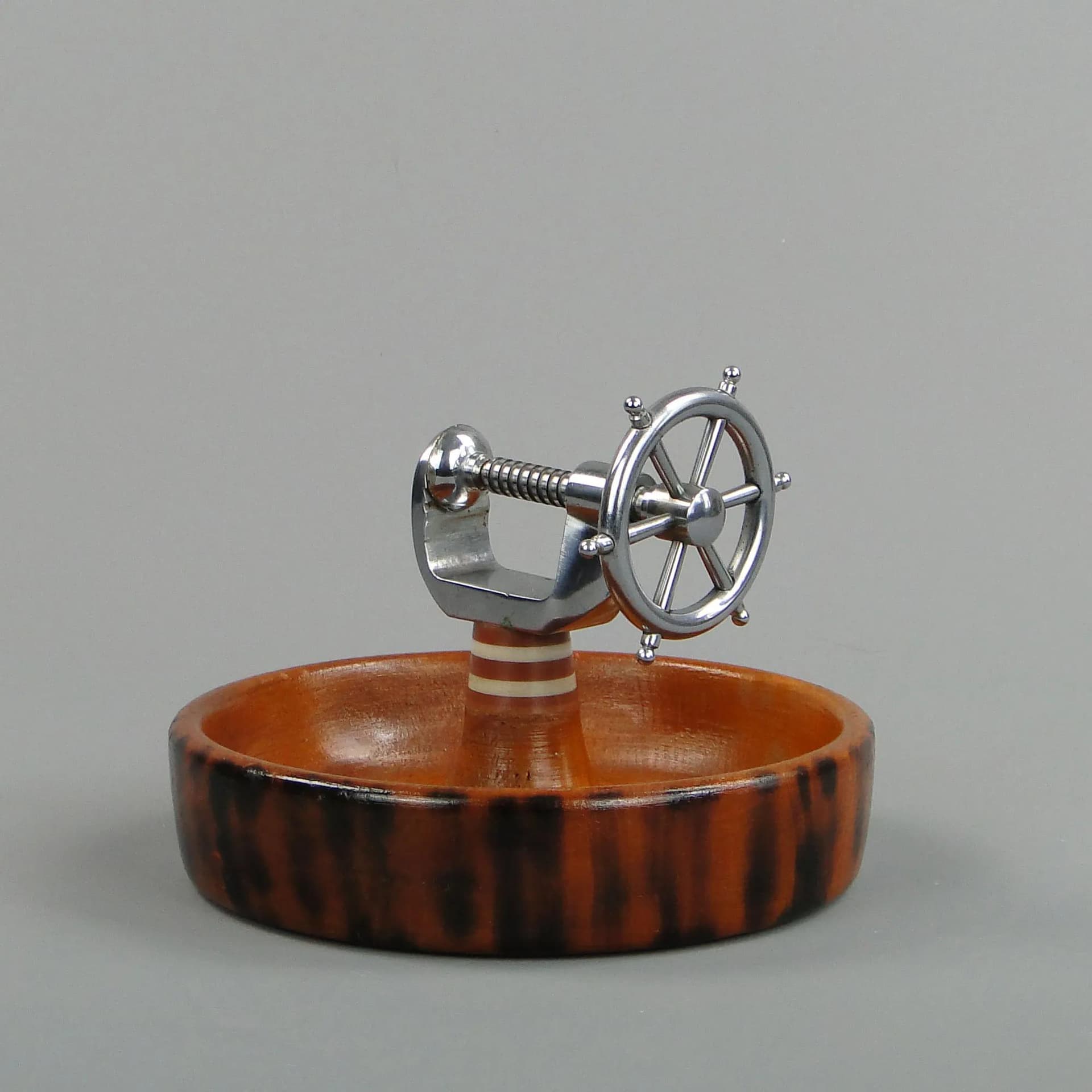 Dziadek do orzechów marynistyczny, drewno brązowy, metal chromowany, Polska, lata 50. - 11346