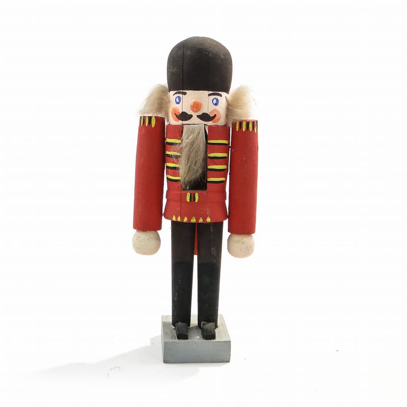 Dziadek do orzechów figuralny, czerwony, drewno, Austria, lata 60.