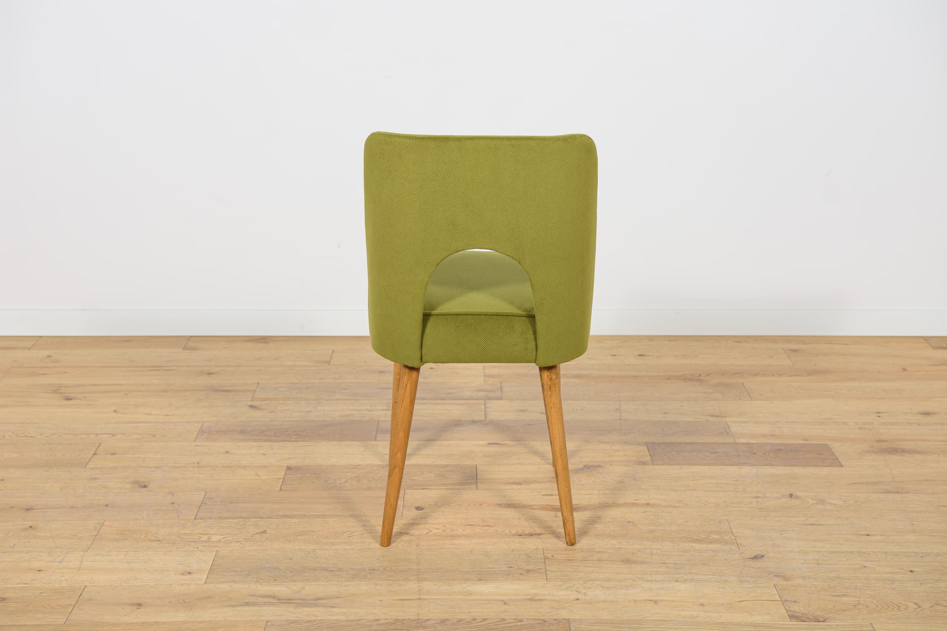 Komplet sześciu krzeseł Muszelka, oliwkowa zieleń, tkanina, drewno jasny, Bydgoska Fabryka Mebli, Polska, lata 60. - 172248