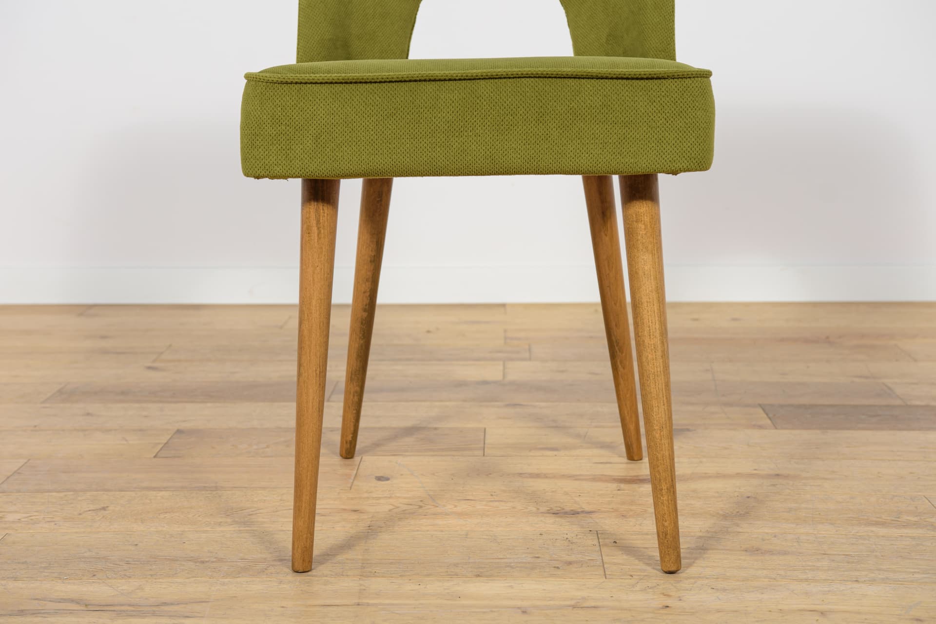 Komplet sześciu krzeseł Muszelka, oliwkowa zieleń, tkanina, drewno jasny, Bydgoska Fabryka Mebli, Polska, lata 60. - 172249