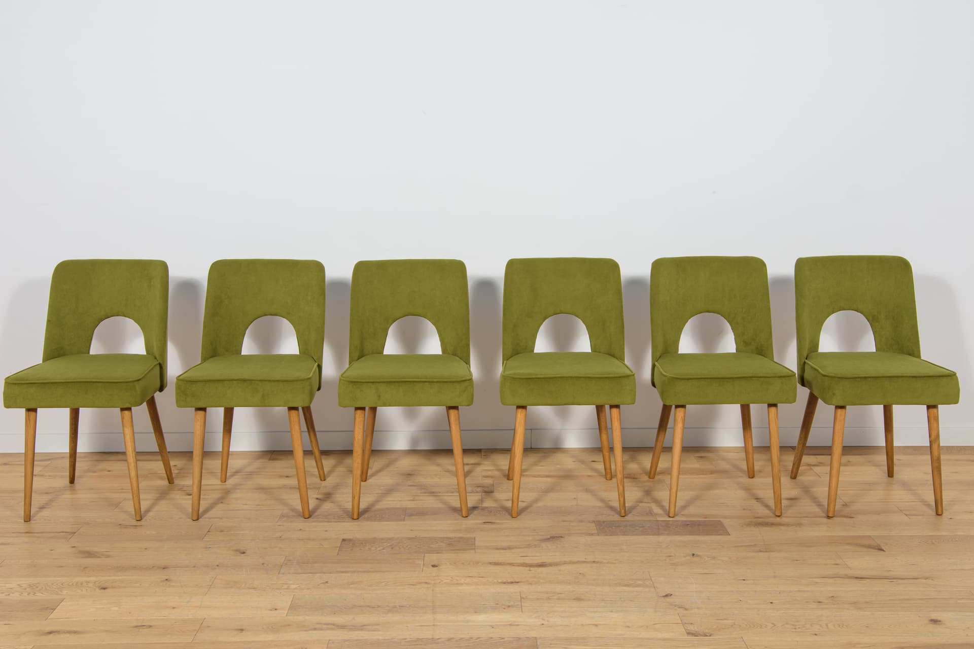 Komplet sześciu krzeseł Muszelka, oliwkowa zieleń, tkanina, drewno jasny, Bydgoska Fabryka Mebli, Polska, lata 60. - 172239