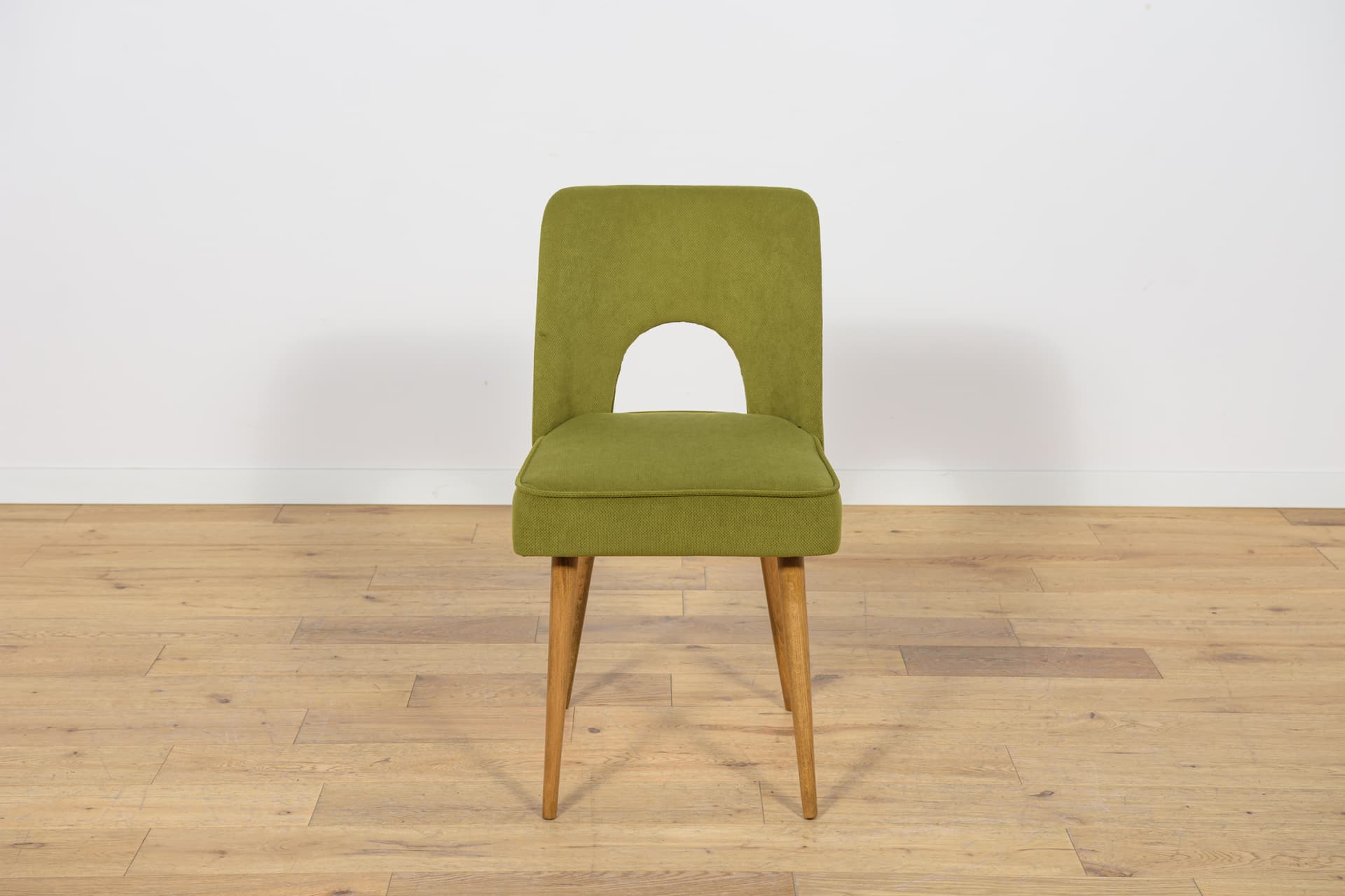 Komplet sześciu krzeseł Muszelka, oliwkowa zieleń, tkanina, drewno jasny, Bydgoska Fabryka Mebli, Polska, lata 60. - 172243