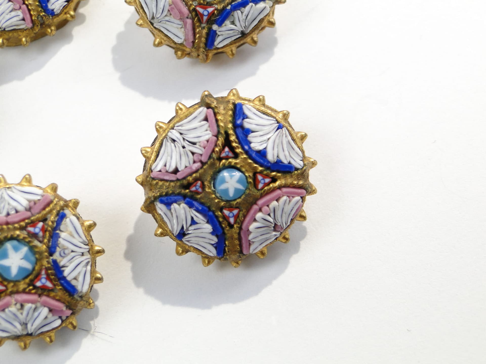 Zestaw pięciu guzików do kamizelki, millefiori, mosiądz złoty, szkło wielobarwne, Włochy, XIX w. - 172313