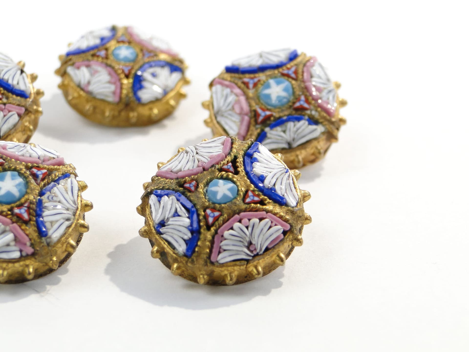 Zestaw pięciu guzików do kamizelki, millefiori, mosiądz złoty, szkło wielobarwne, Włochy, XIX w. - 172312