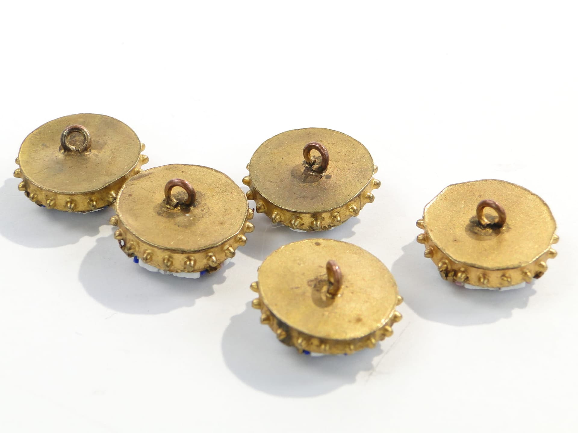 Zestaw pięciu guzików do kamizelki, millefiori, mosiądz złoty, szkło wielobarwne, Włochy, XIX w. - 172315