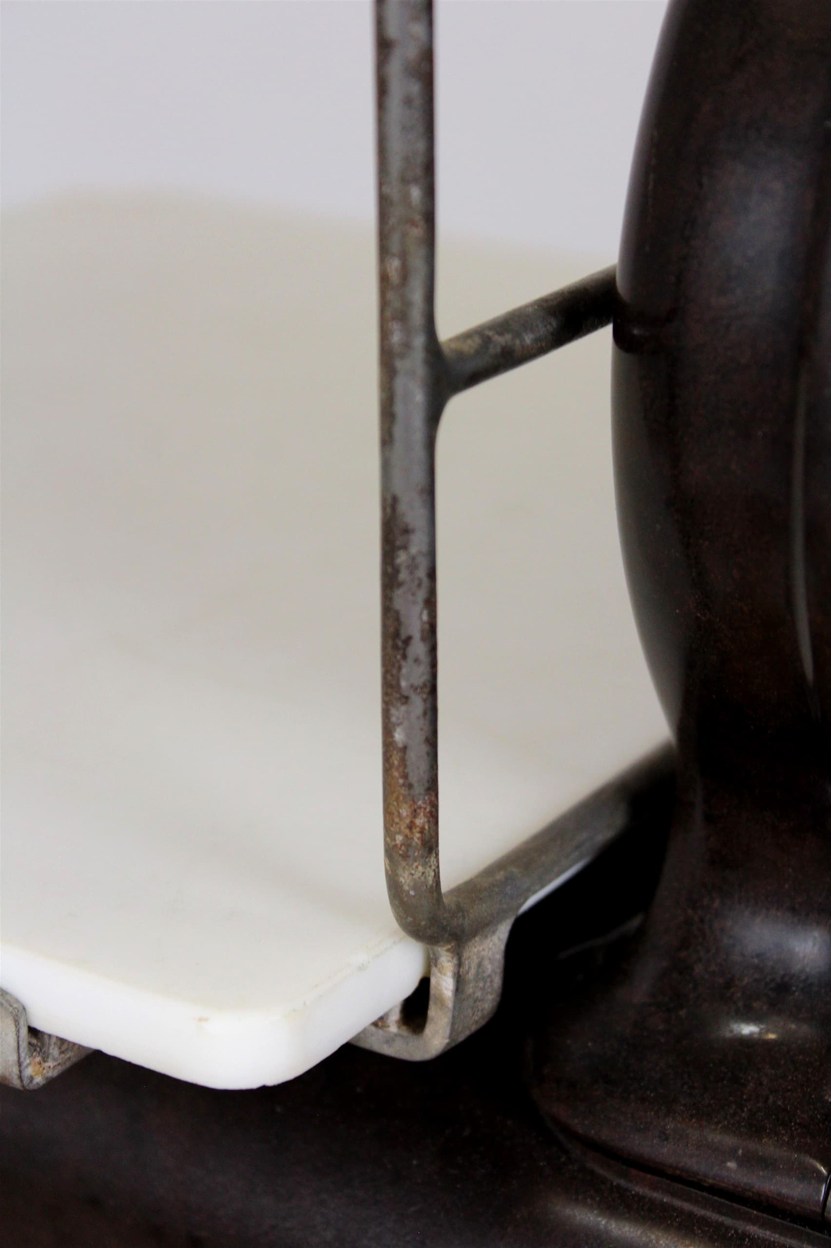 Waga sklepowa, ciemnobrązowy bakelit, Czechy, lata 40. - 172384