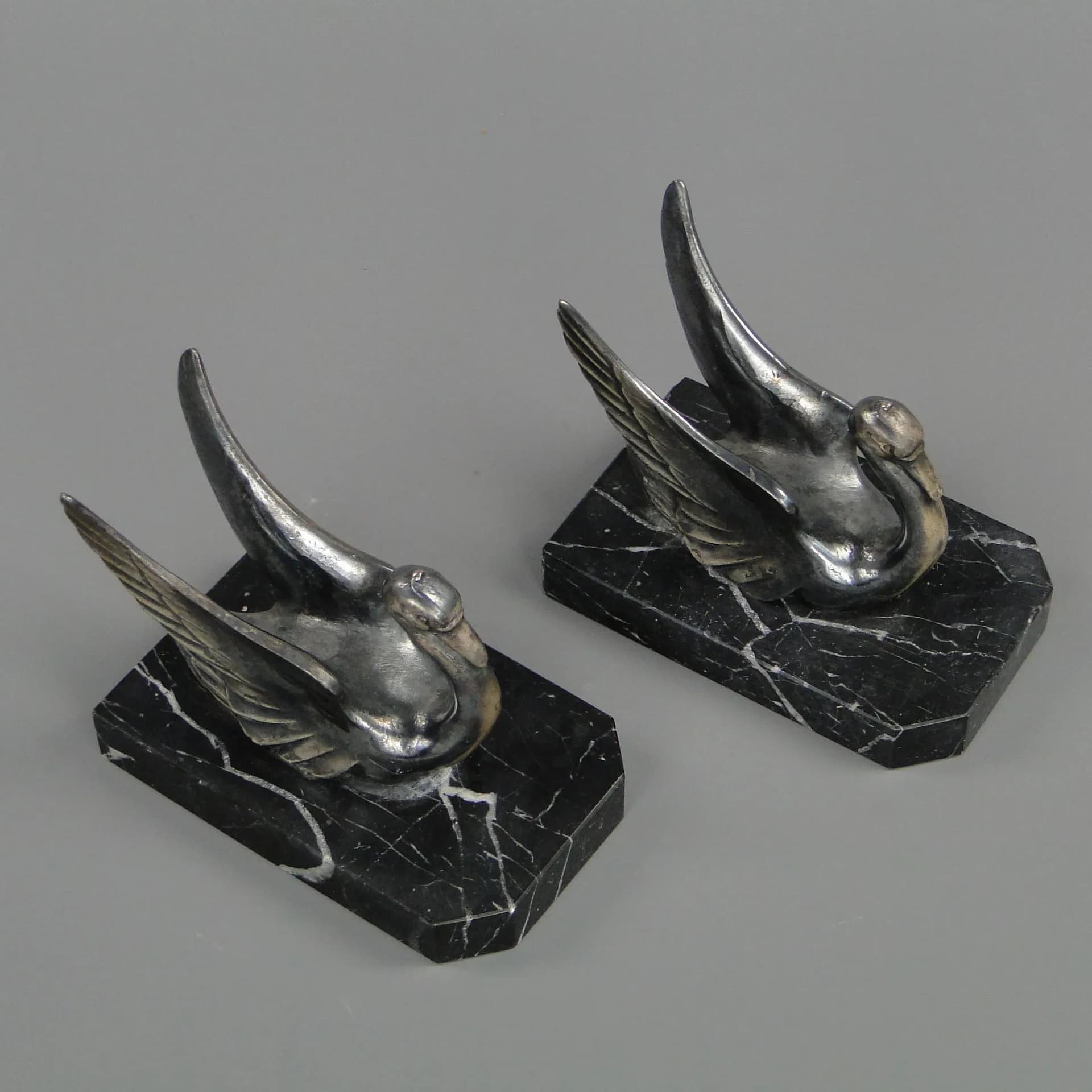 Pair of bookends Art Deco, dark brown marble, France, 1920s. - 11486