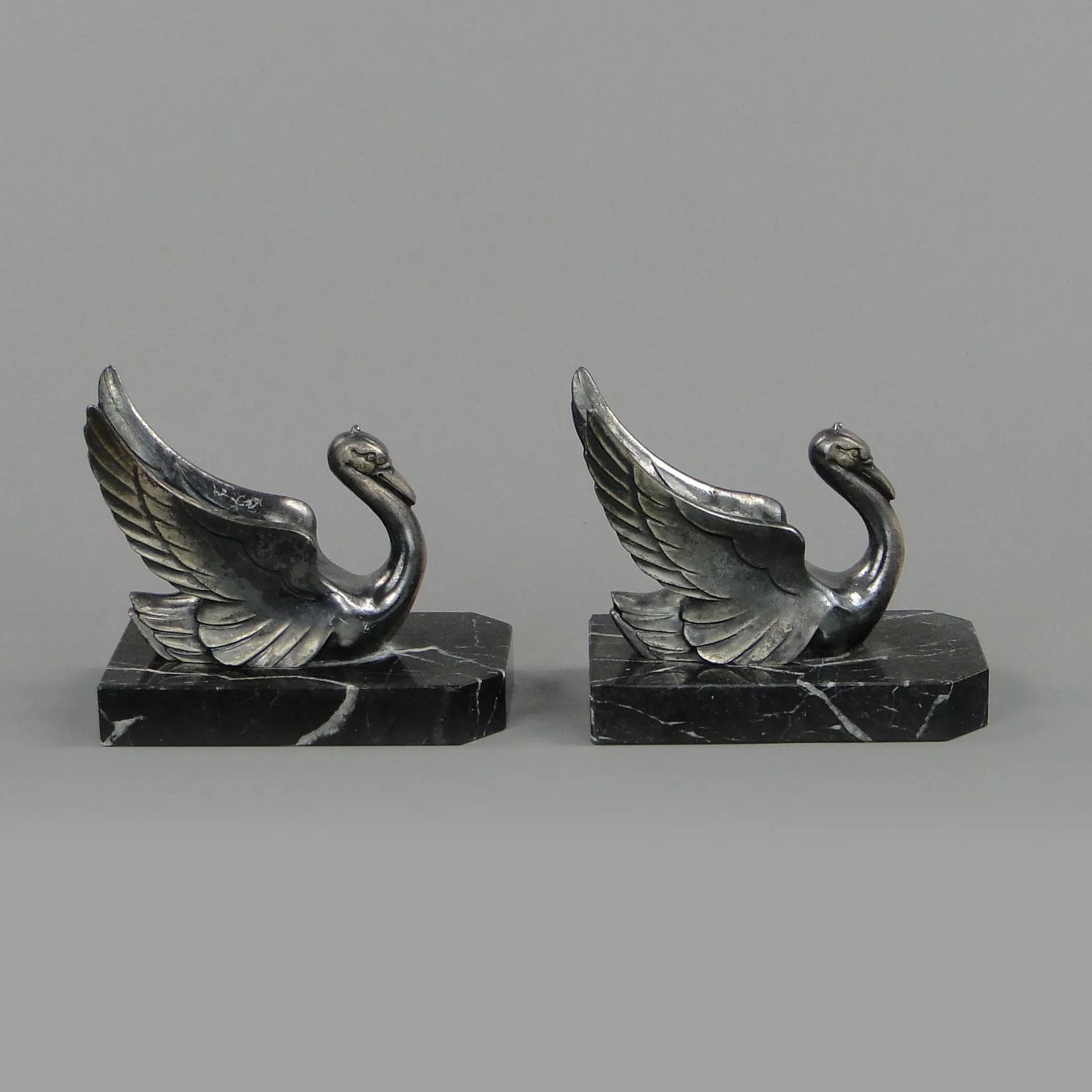 Pair of bookends Art Deco, dark brown marble, France, 1920s. - 11489