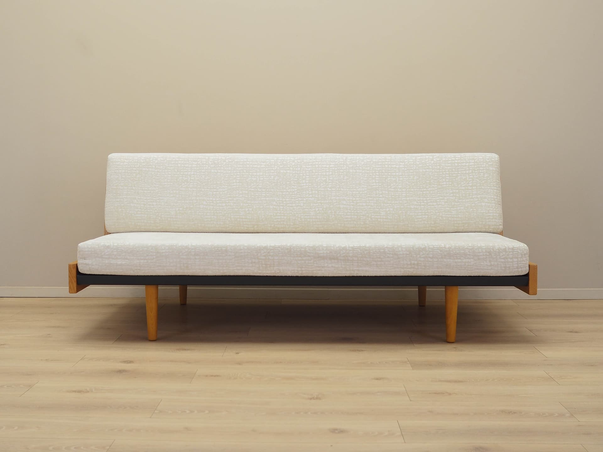 Sofa, kremowa, dąb, proj. H. J. Wegner, Getama, Dania, lata 60. - 172897