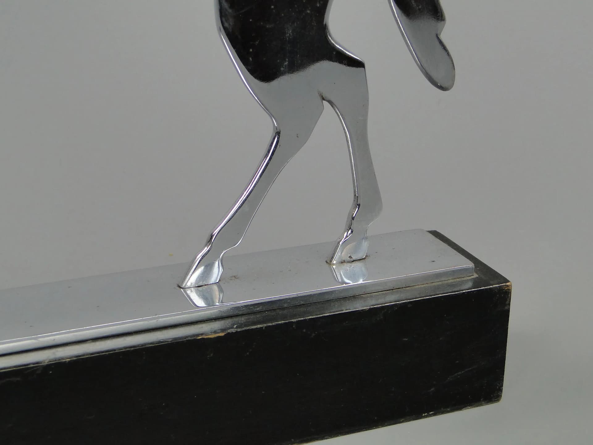 Figura konia Art Deco, srebrny mosiądz chromowany, stal patynowana, drewno czarne, proj. K. Hagenauer, Austria, lata 20. - 11494