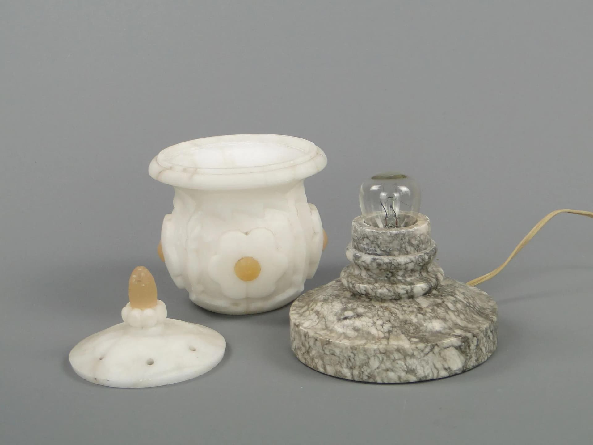 Lampa stołowa Art Deco, alabaster biały, granit szary, Francja, lata 20. - 11506