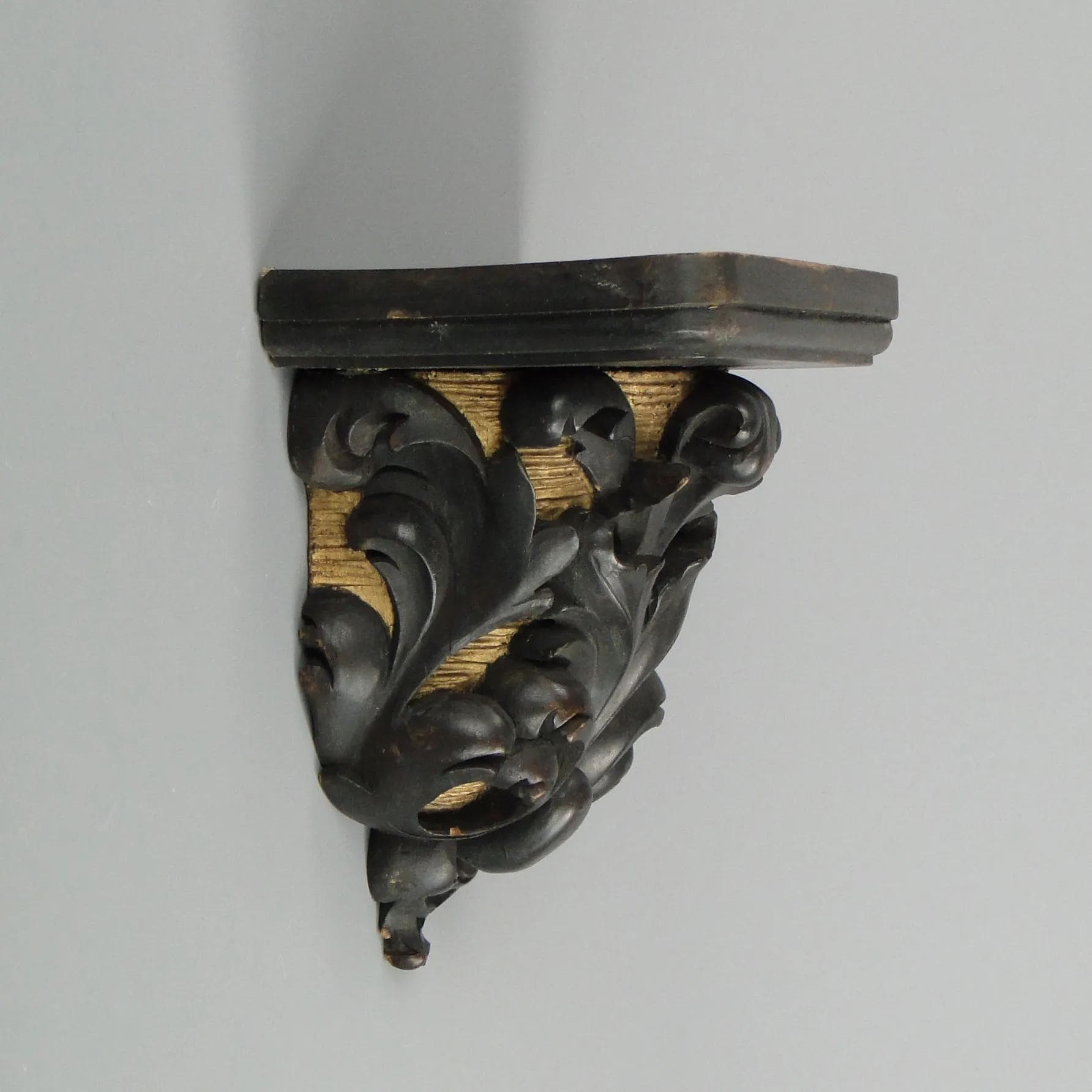 Półka ścienna z motywem akantu, orzech brąz ciemny, Austria, XIX w. - 11511