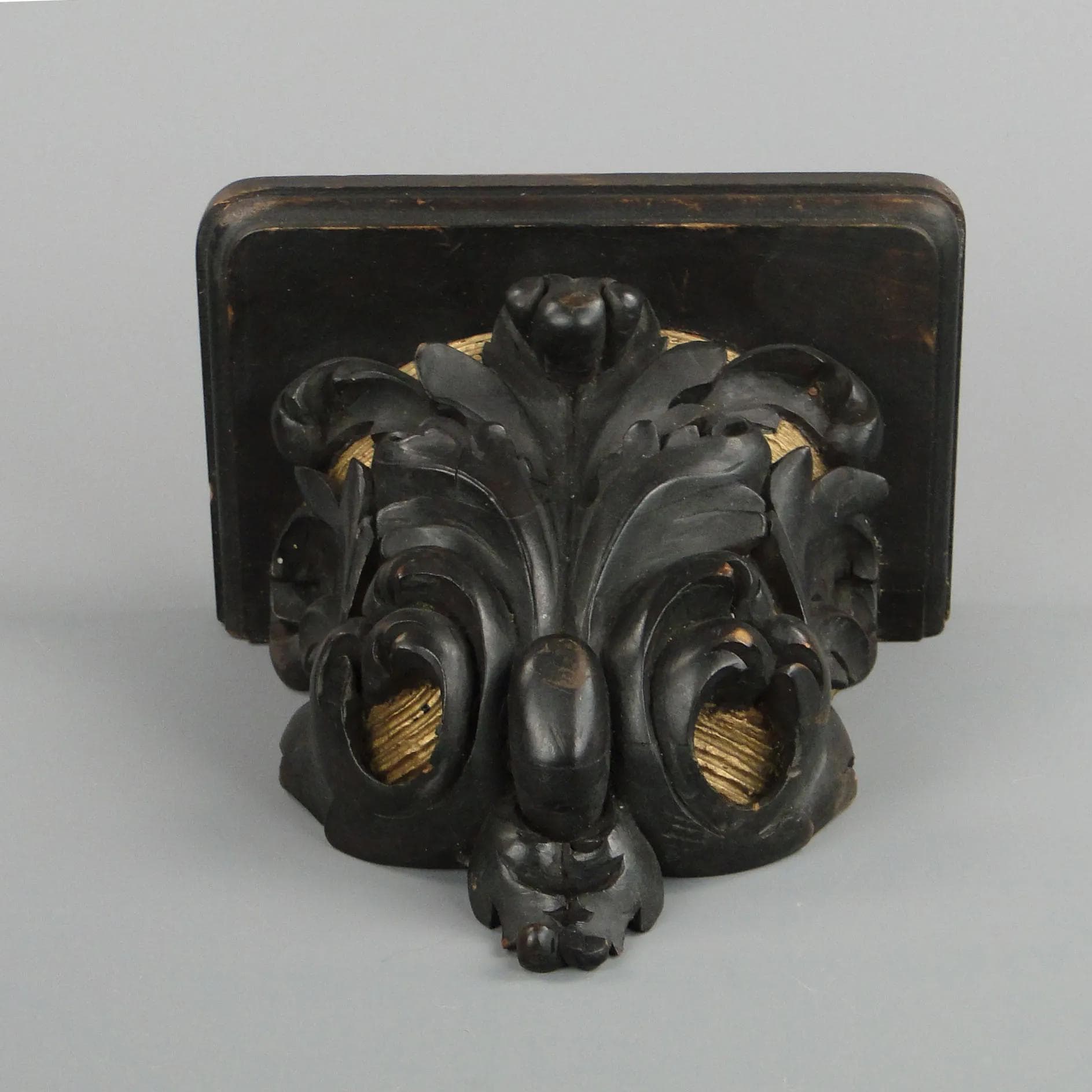 Półka ścienna z motywem akantu, orzech brąz ciemny, Austria, XIX w. - 11510