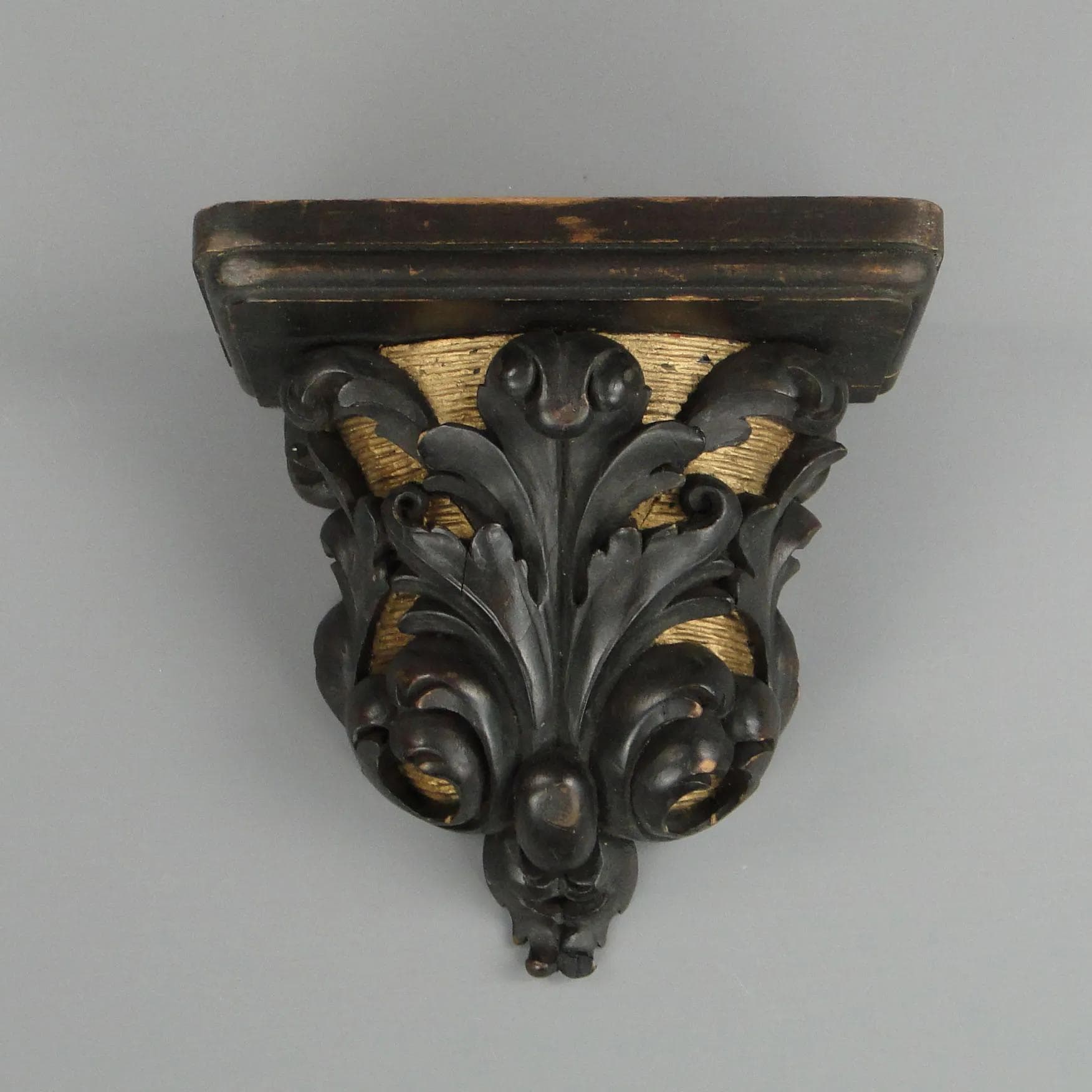 Półka ścienna z motywem akantu, orzech brąz ciemny, Austria, XIX w. - 11509