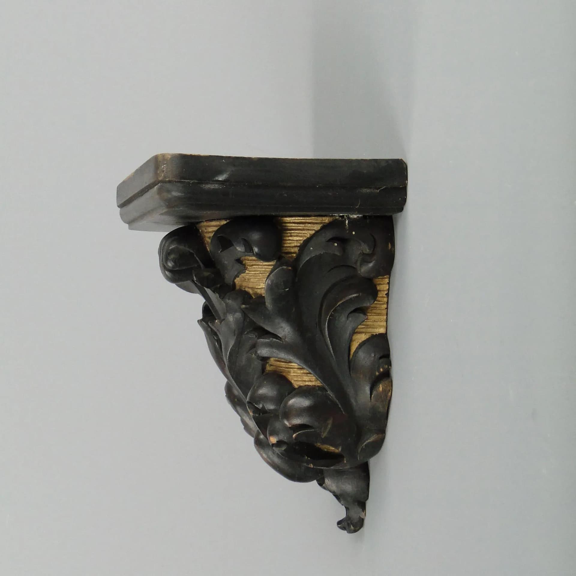 Półka ścienna z motywem akantu, orzech brąz ciemny, Austria, XIX w. - 11512