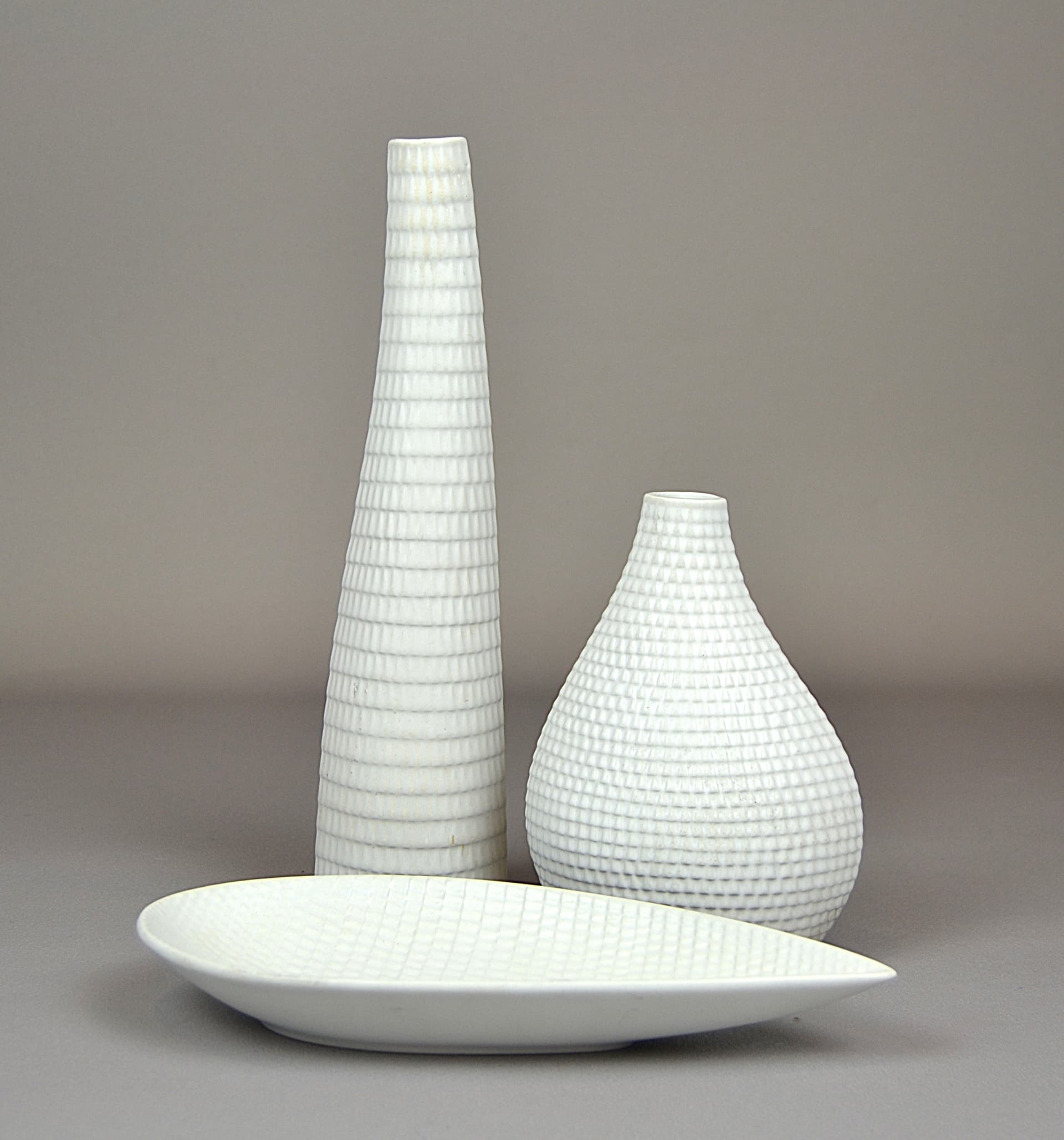 Dish Reptil, ivory white ceramic, by S. Lindberg, Sweden, 1950s. - 944