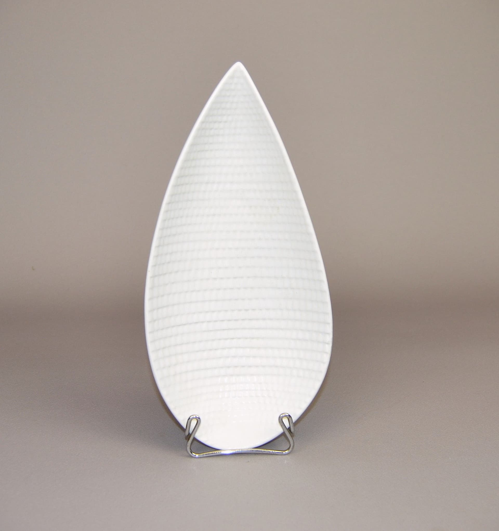Dish Reptil, ivory white ceramic, by S. Lindberg, Sweden, 1950s. - 26
