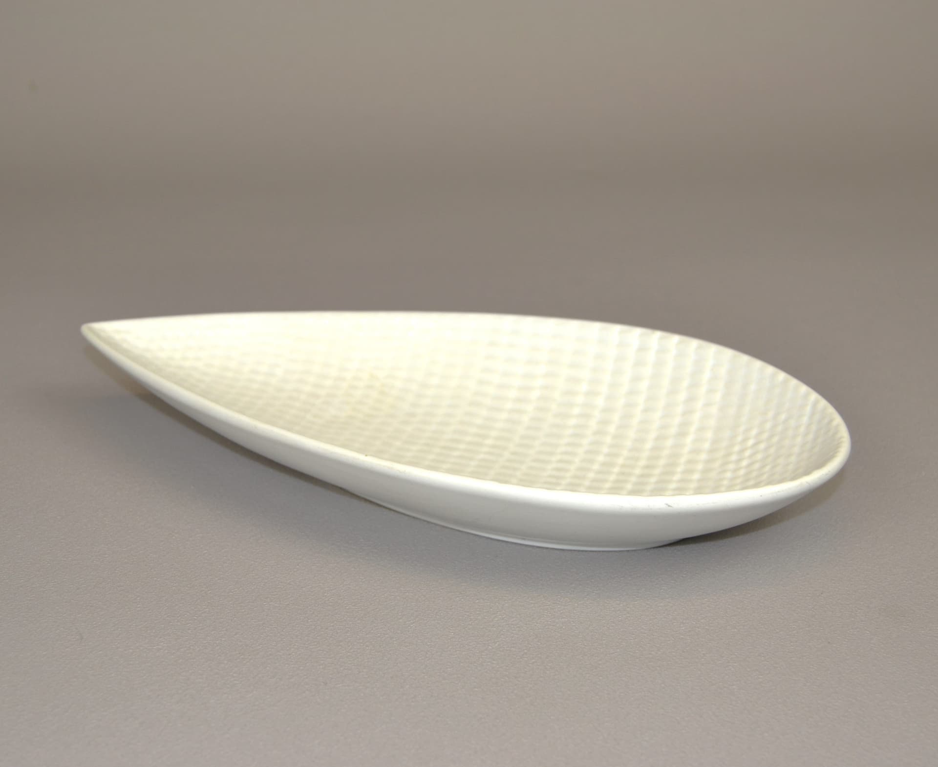 Dish Reptil, ivory white ceramic, by S. Lindberg, Sweden, 1950s. - 27