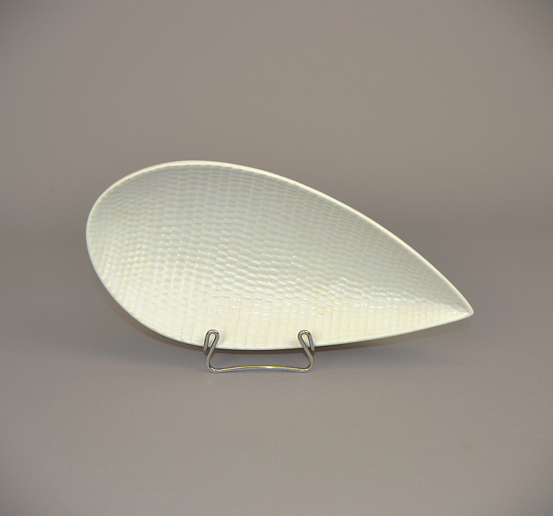 Dish Reptil, ivory white ceramic, by S. Lindberg, Sweden, 1950s. - 25